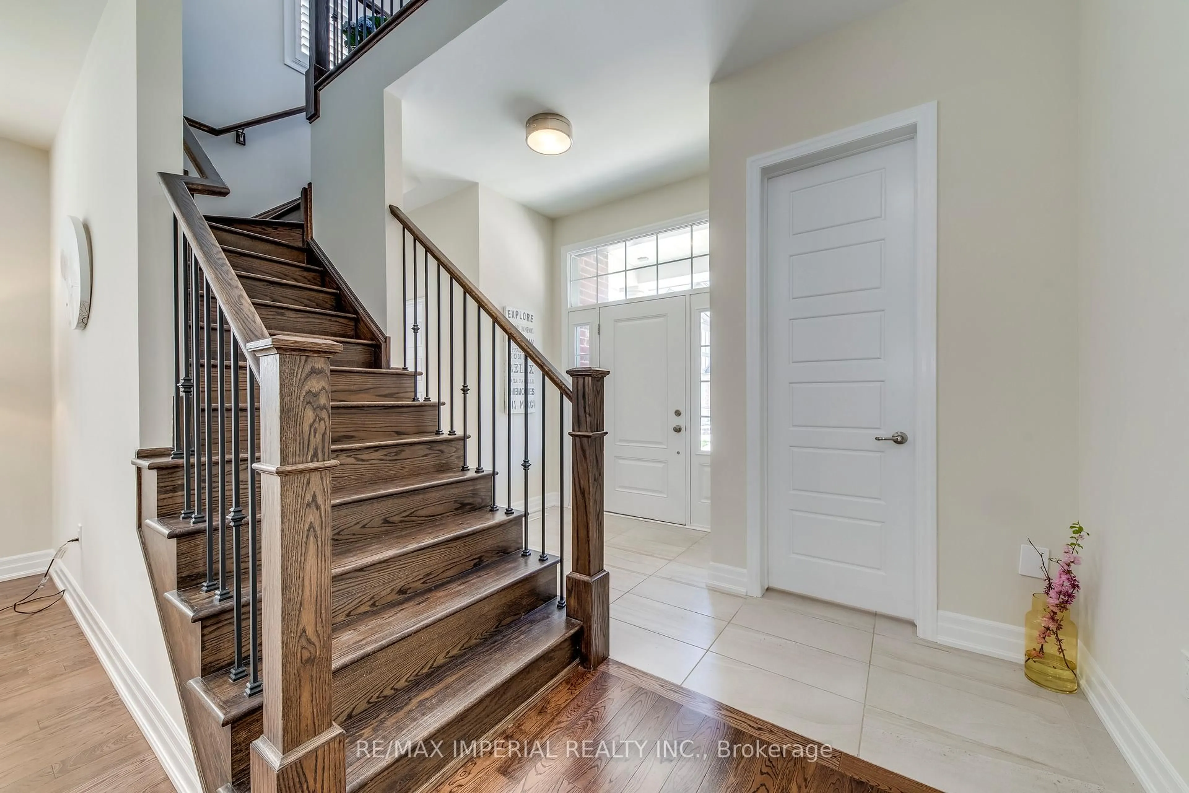 Indoor entryway for 3263 Donald Mackay St, Oakville Ontario L6M 0T1