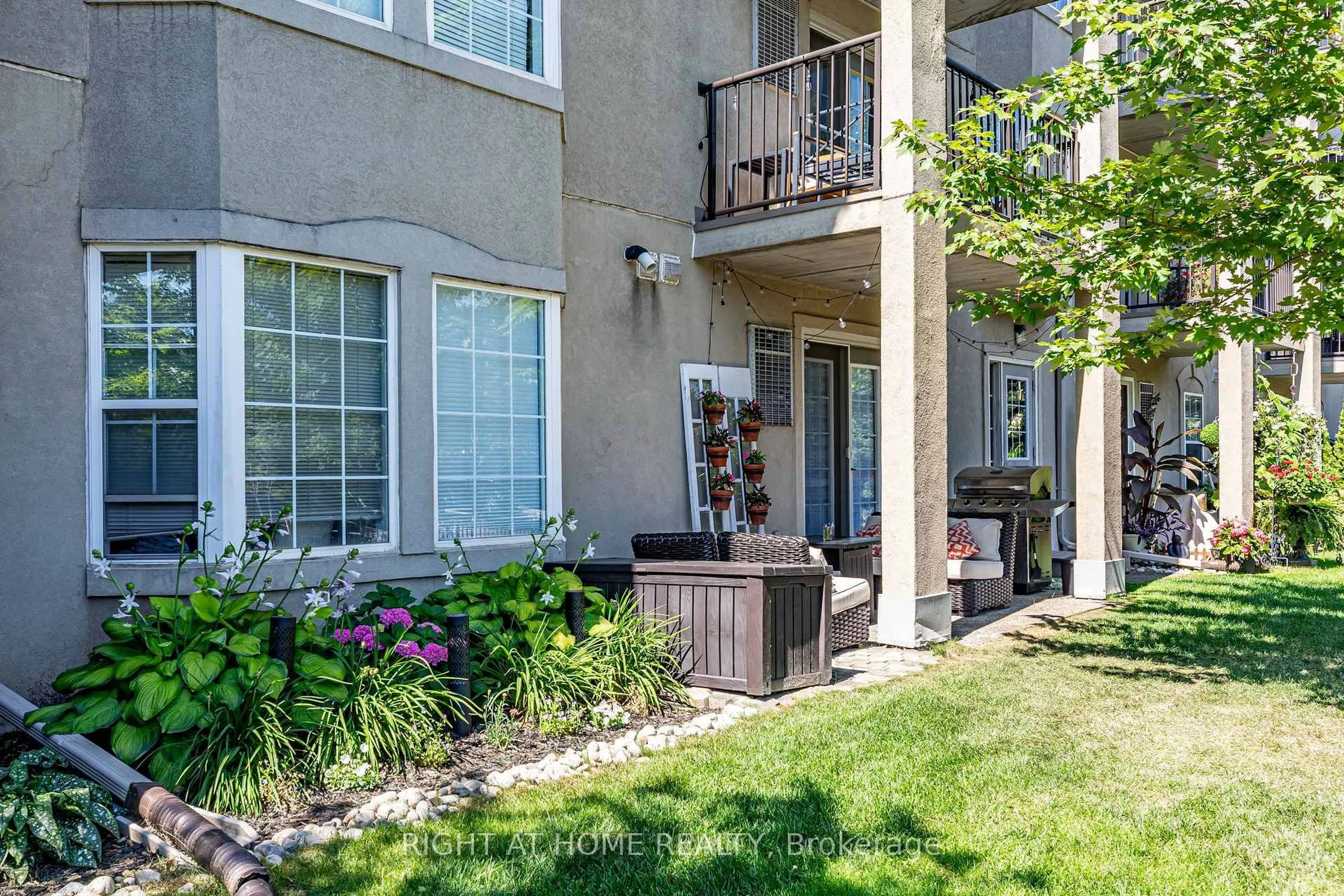 Patio, street for 1431 Walker's Line #107, Burlington Ontario L7M 4P3