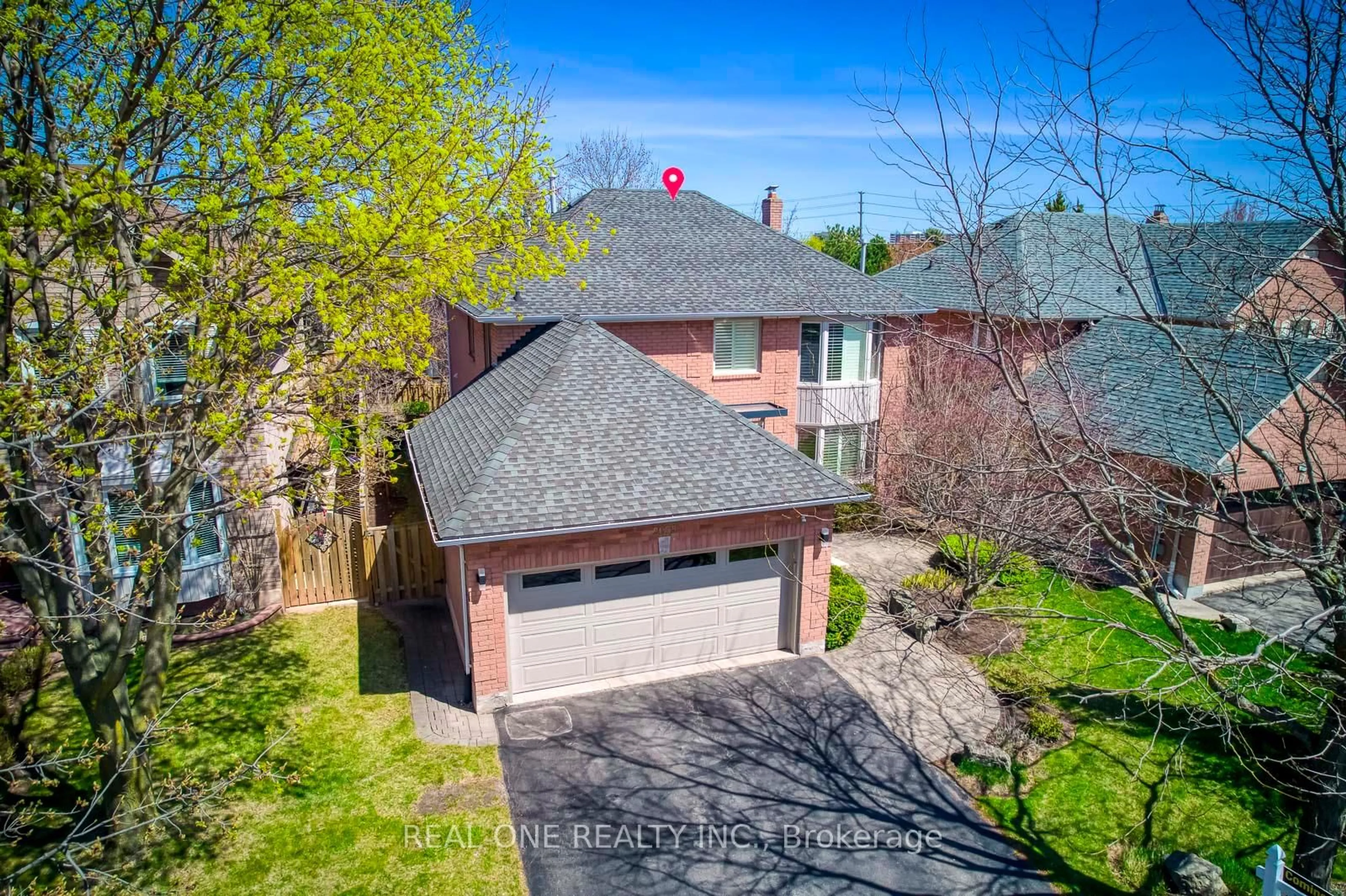 A pic from outside/outdoor area/front of a property/back of a property/a pic from drone, street for 2075 Banbury Cres, Oakville Ontario L6H 5P8