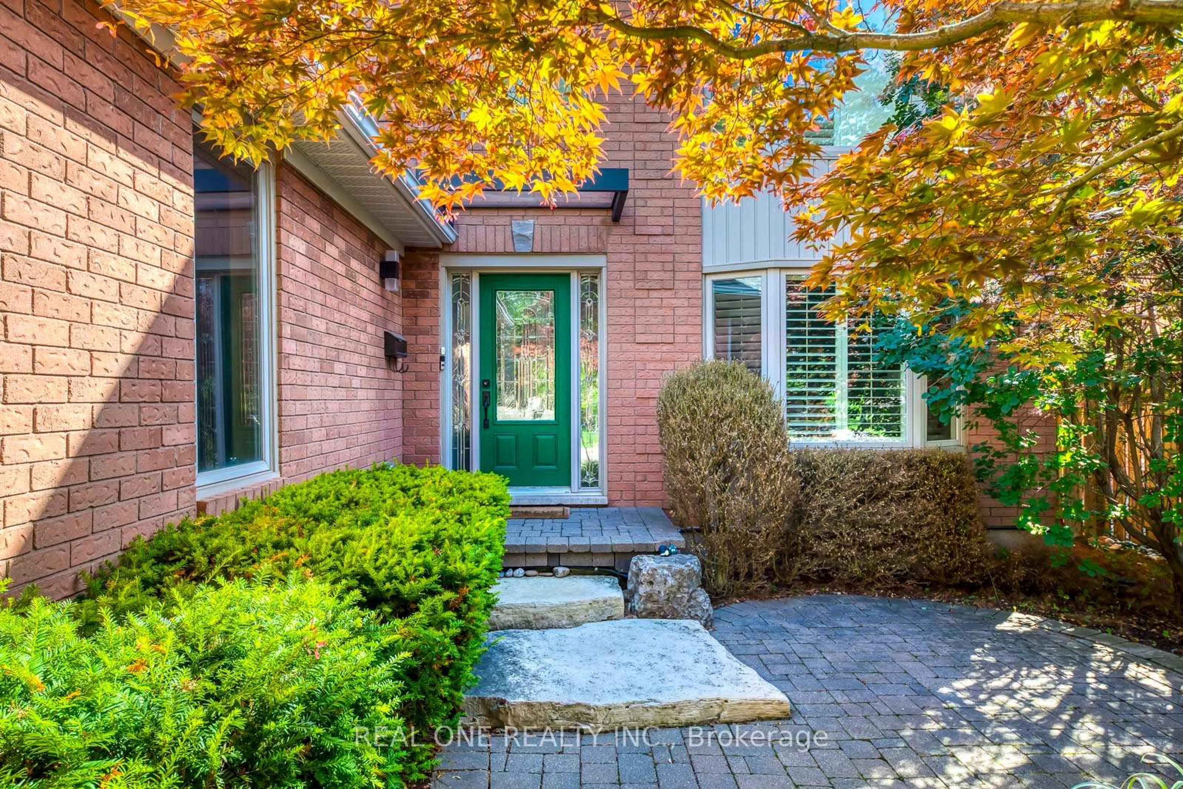 Home with brick exterior material, street for 2075 Banbury Cres, Oakville Ontario L6H 5P8