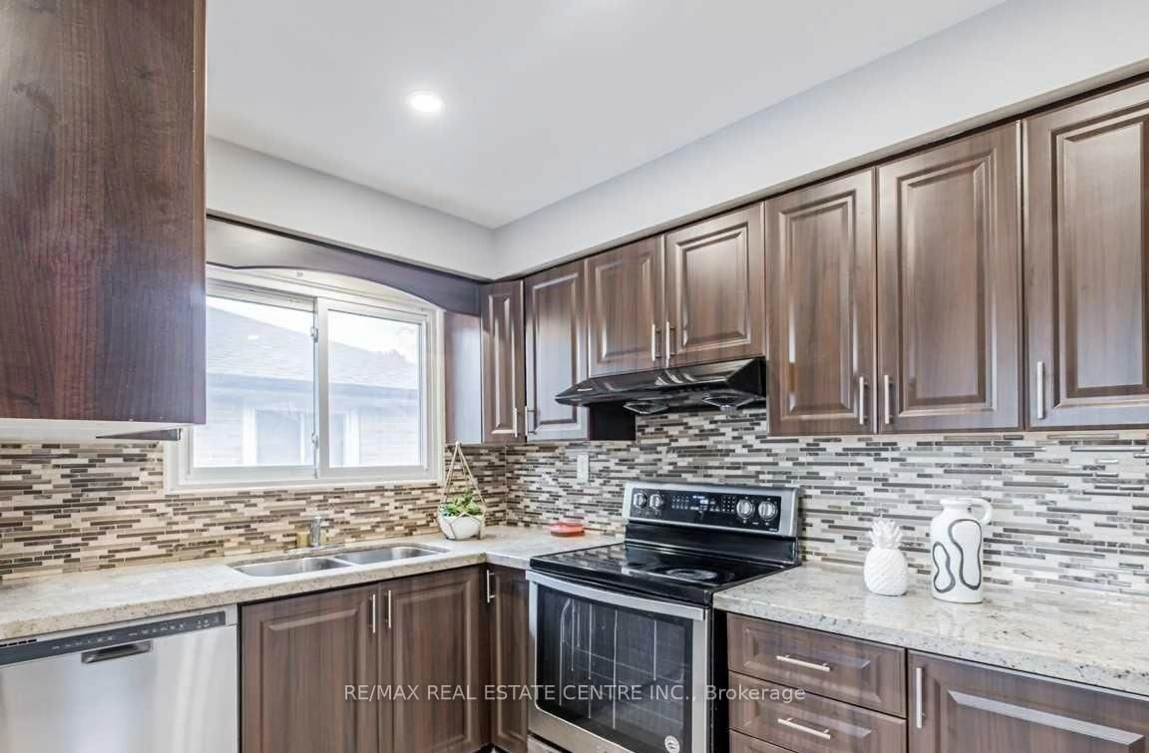 Standard kitchen, ceramic/tile floor for 2 Milner Rd, Brampton Ontario L6W 3A5