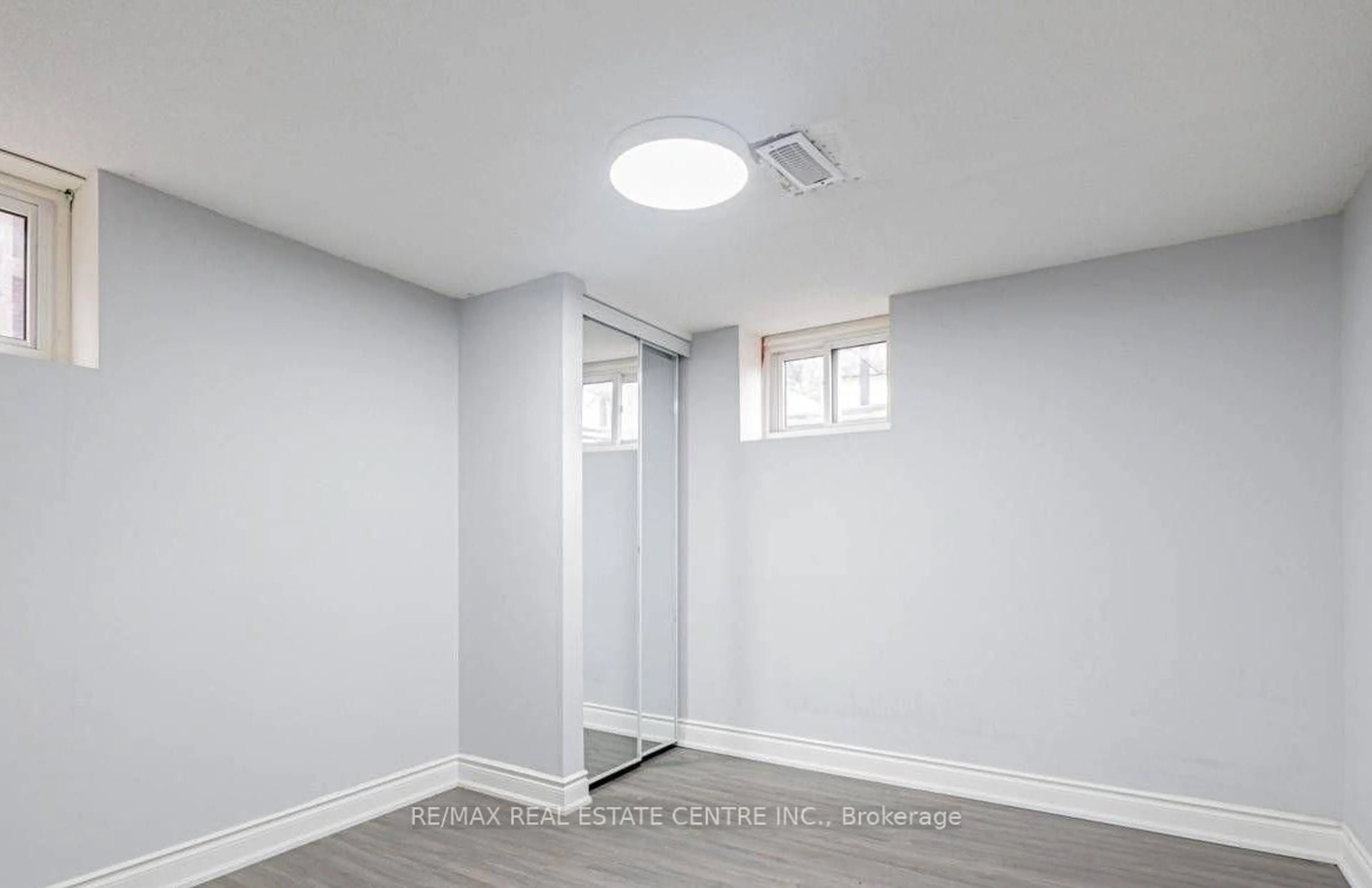 A pic of a room for 2 Milner Rd, Brampton Ontario L6W 3A5