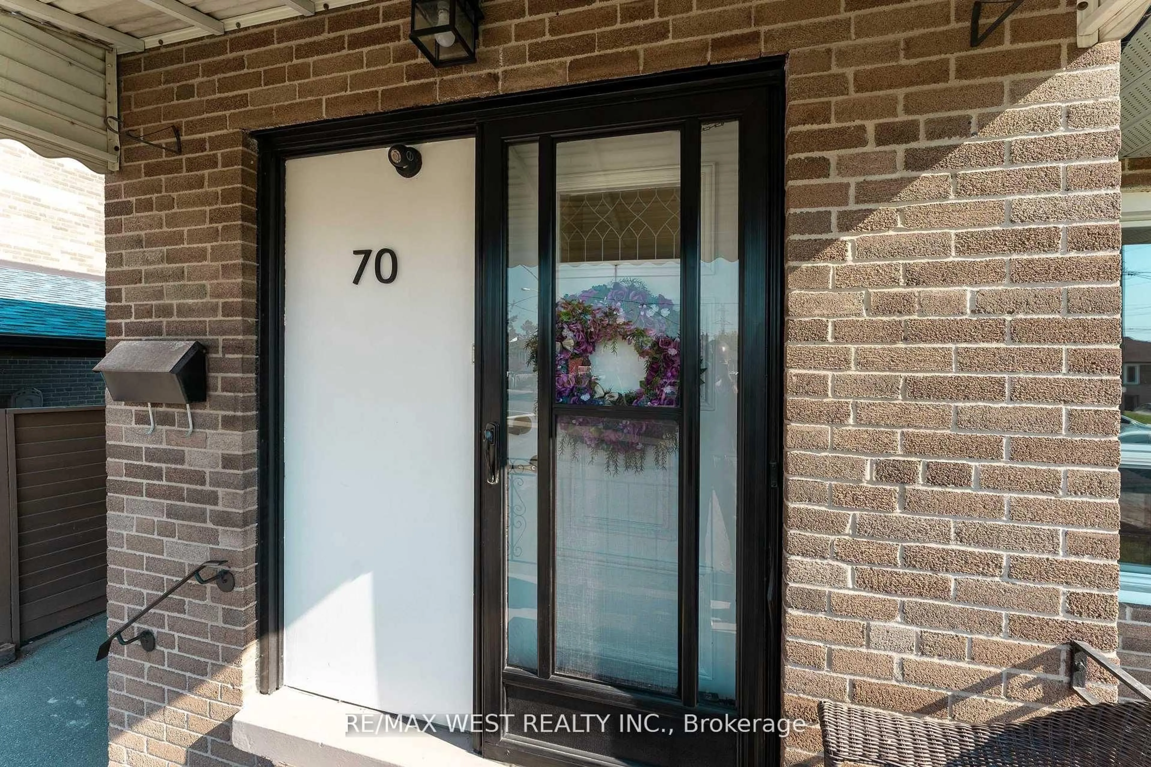Indoor entryway for 70 Wheatsheaf Cres, Toronto Ontario M3N 1P6