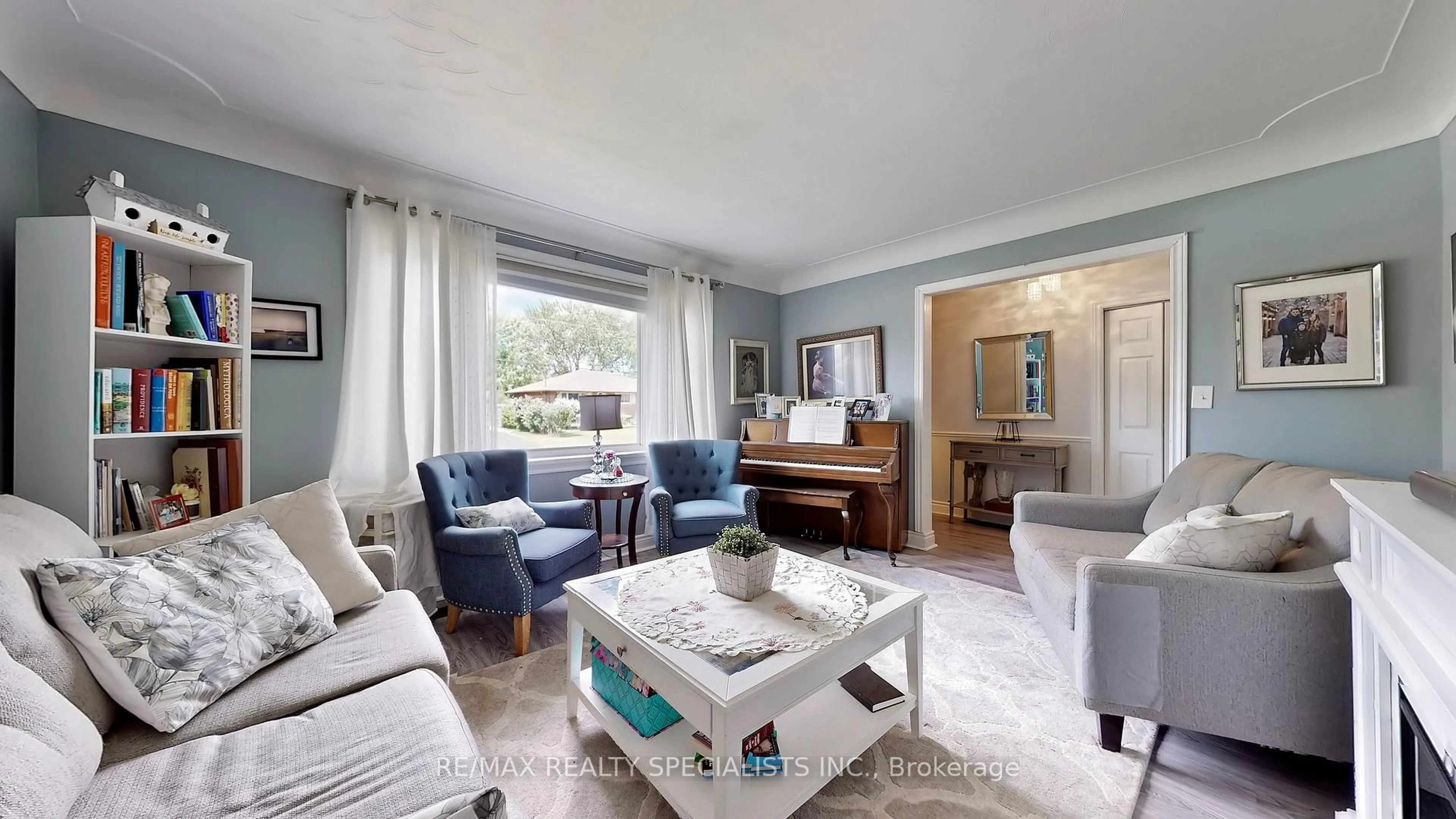 Living room with furniture, unknown for 1306-08 Leighland Rd, Burlington Ontario L7R 3S5