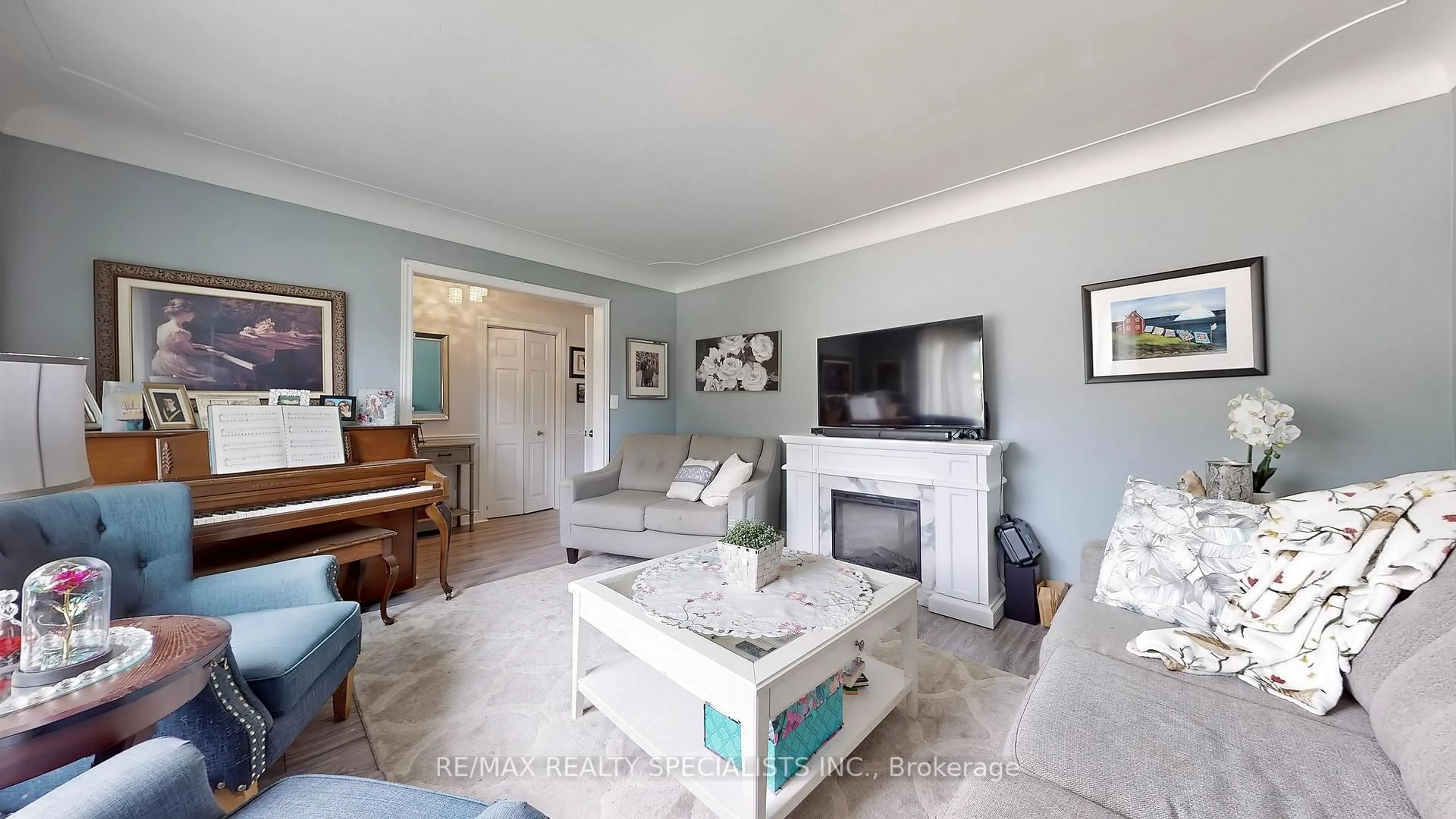 Living room with furniture, unknown for 1306-08 Leighland Rd, Burlington Ontario L7R 3S5