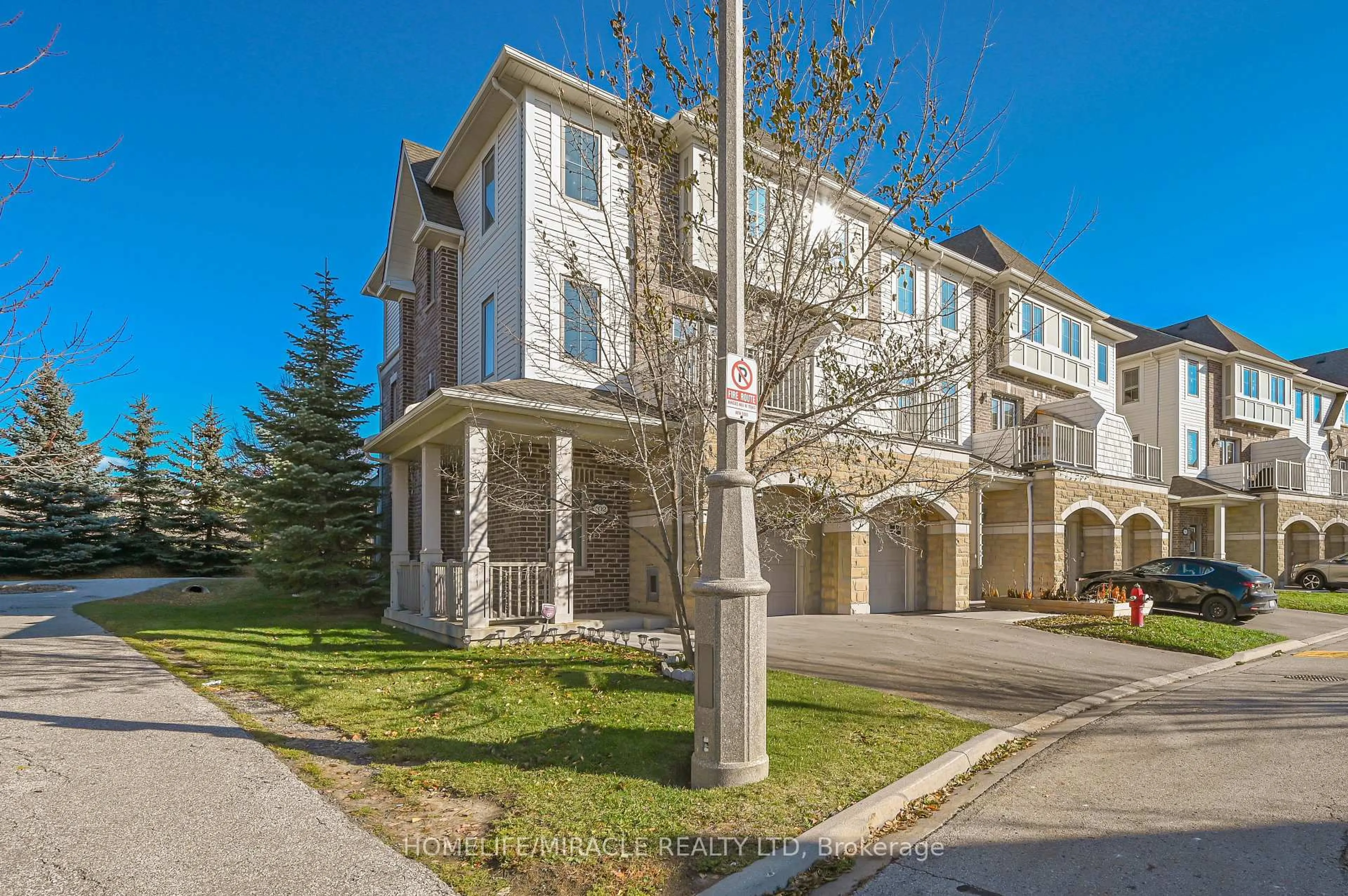 A pic from outside/outdoor area/front of a property/back of a property/a pic from drone, street for 102 Cedar Lake Cres, Brampton Ontario L6Y 0R1