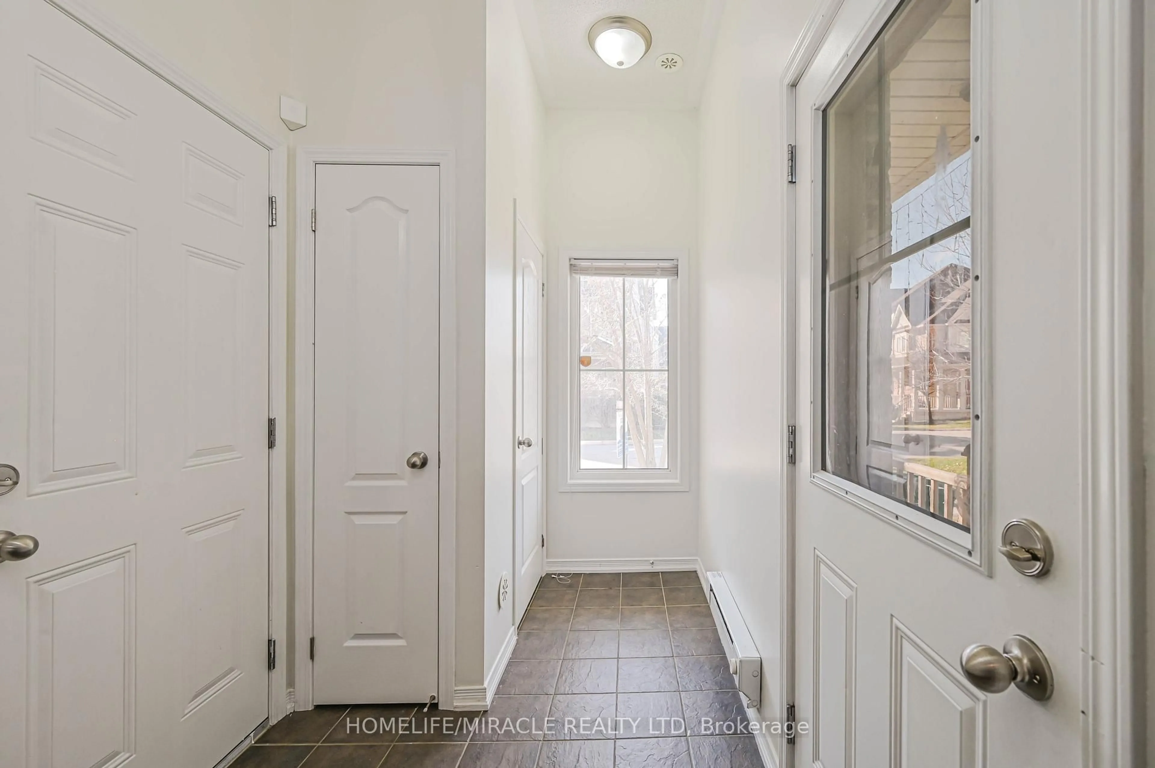 Indoor entryway for 102 Cedar Lake Cres, Brampton Ontario L6Y 0R1