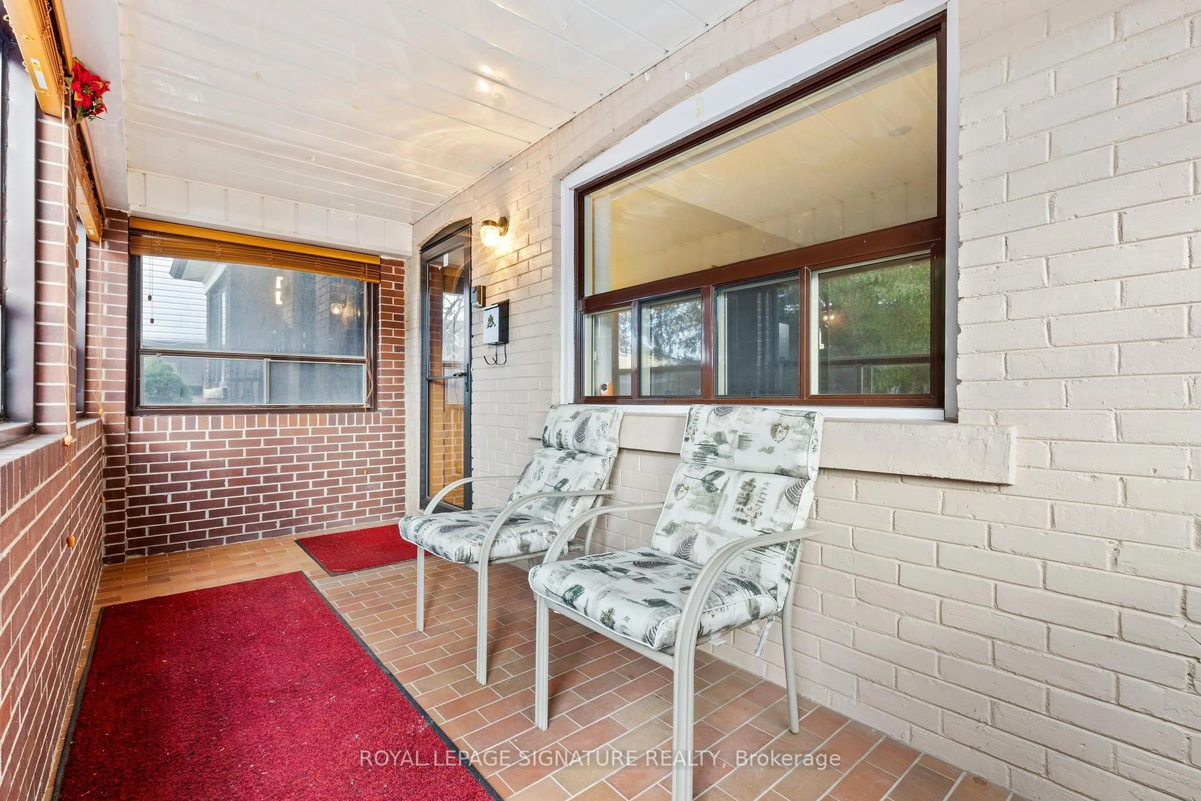 Indoor foyer for 69 Chambers Ave, Toronto Ontario M6N 3M1