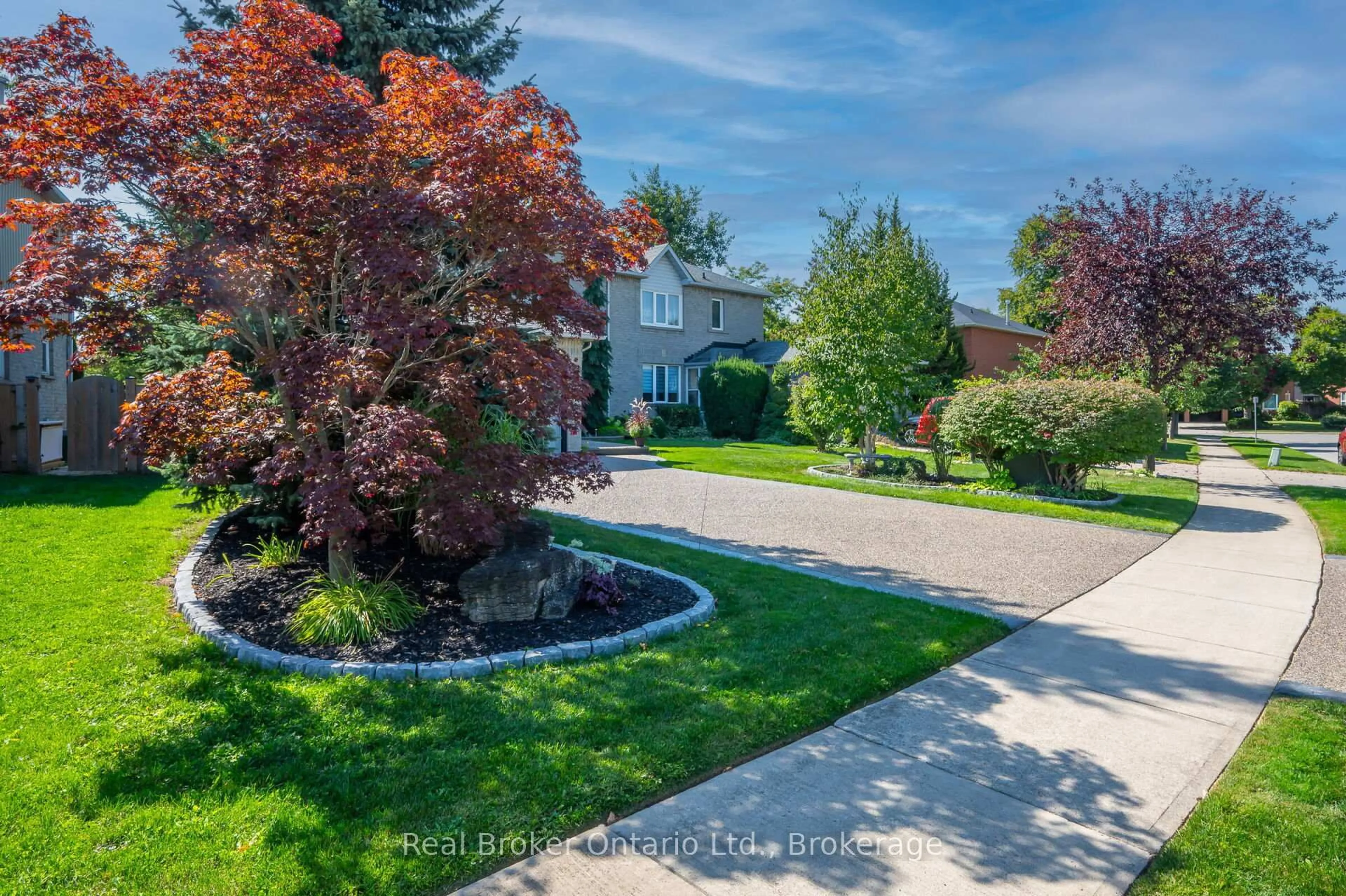 A pic from outside/outdoor area/front of a property/back of a property/a pic from drone, street for 163 Ross Lane, Oakville Ontario L6H 5K3