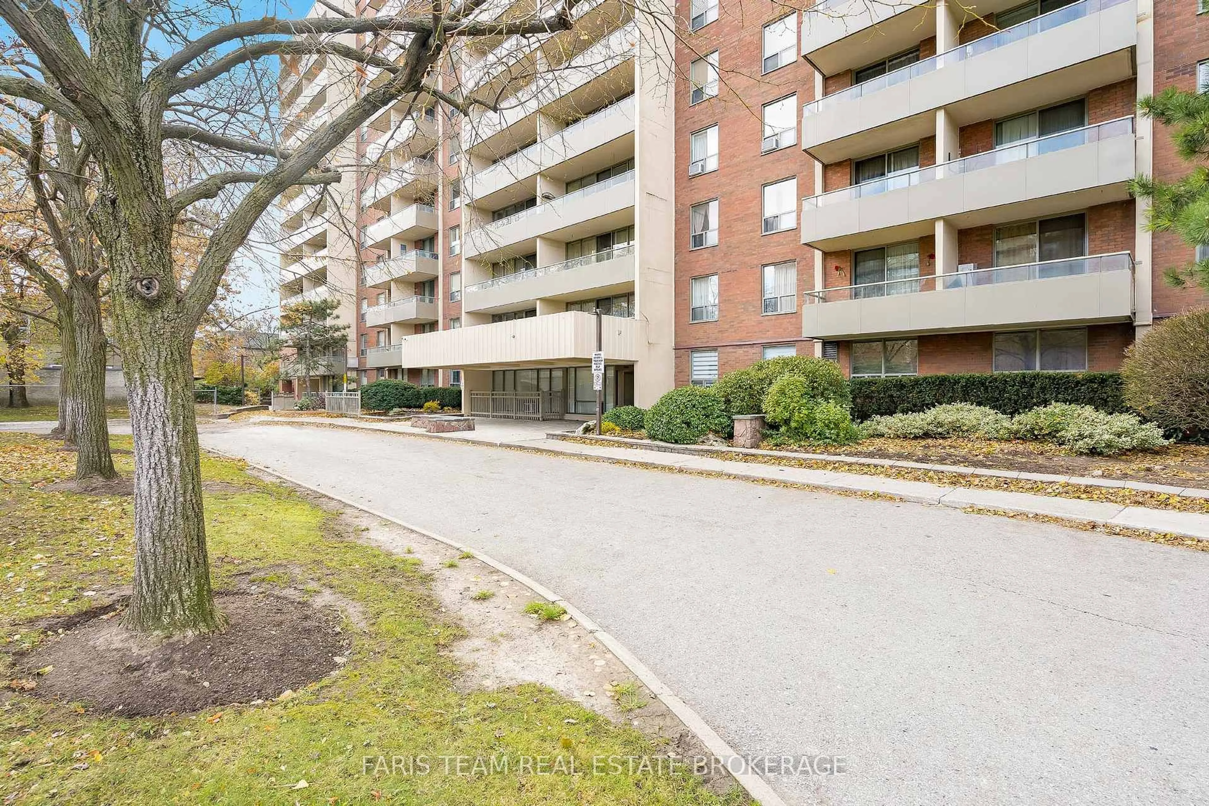 A pic from outside/outdoor area/front of a property/back of a property/a pic from drone, street for 19 Four Winds Dr #104, Toronto Ontario M3J 2S9