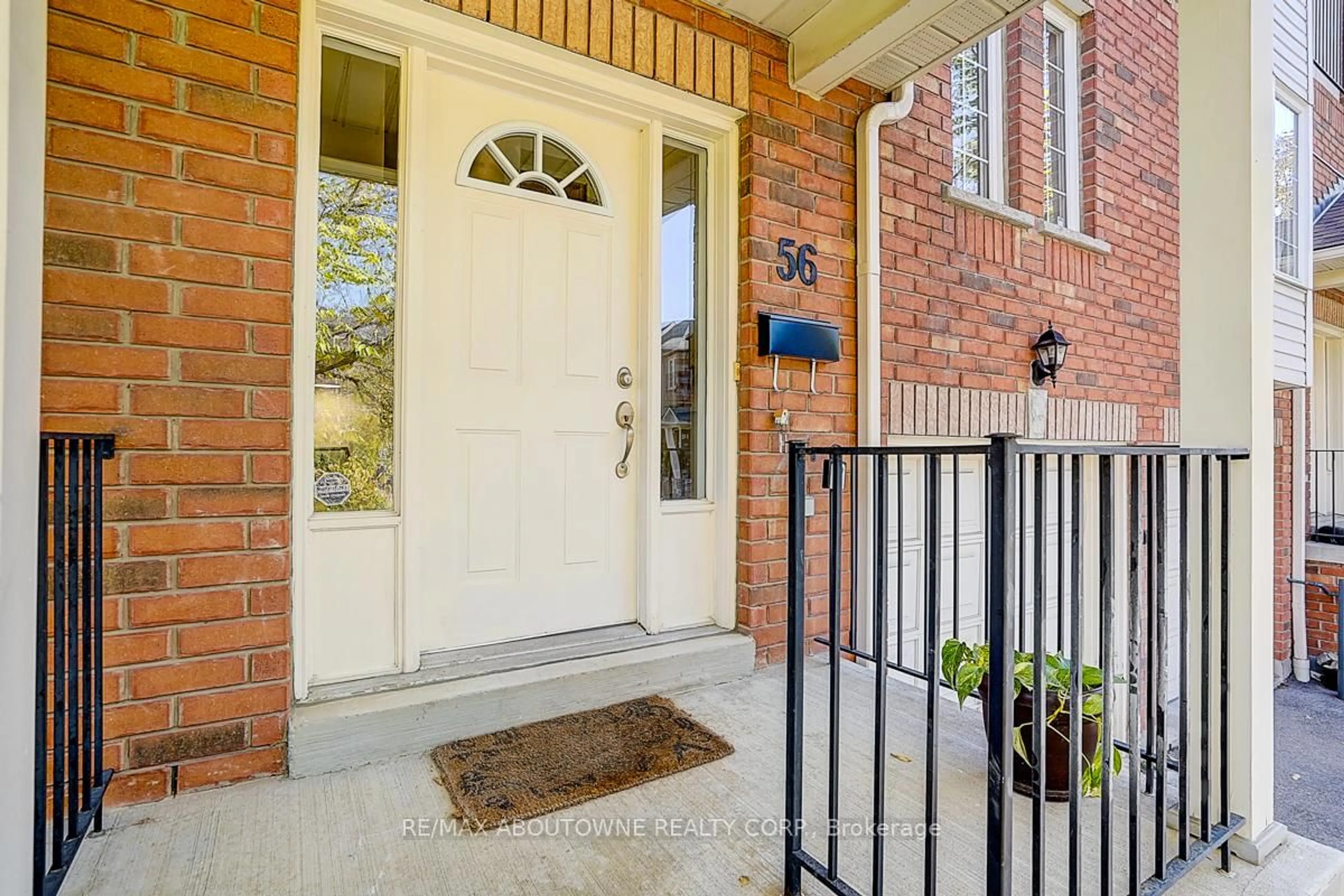 Indoor entryway for 1130 Cawthra Rd #56, Mississauga Ontario L5G 4V7