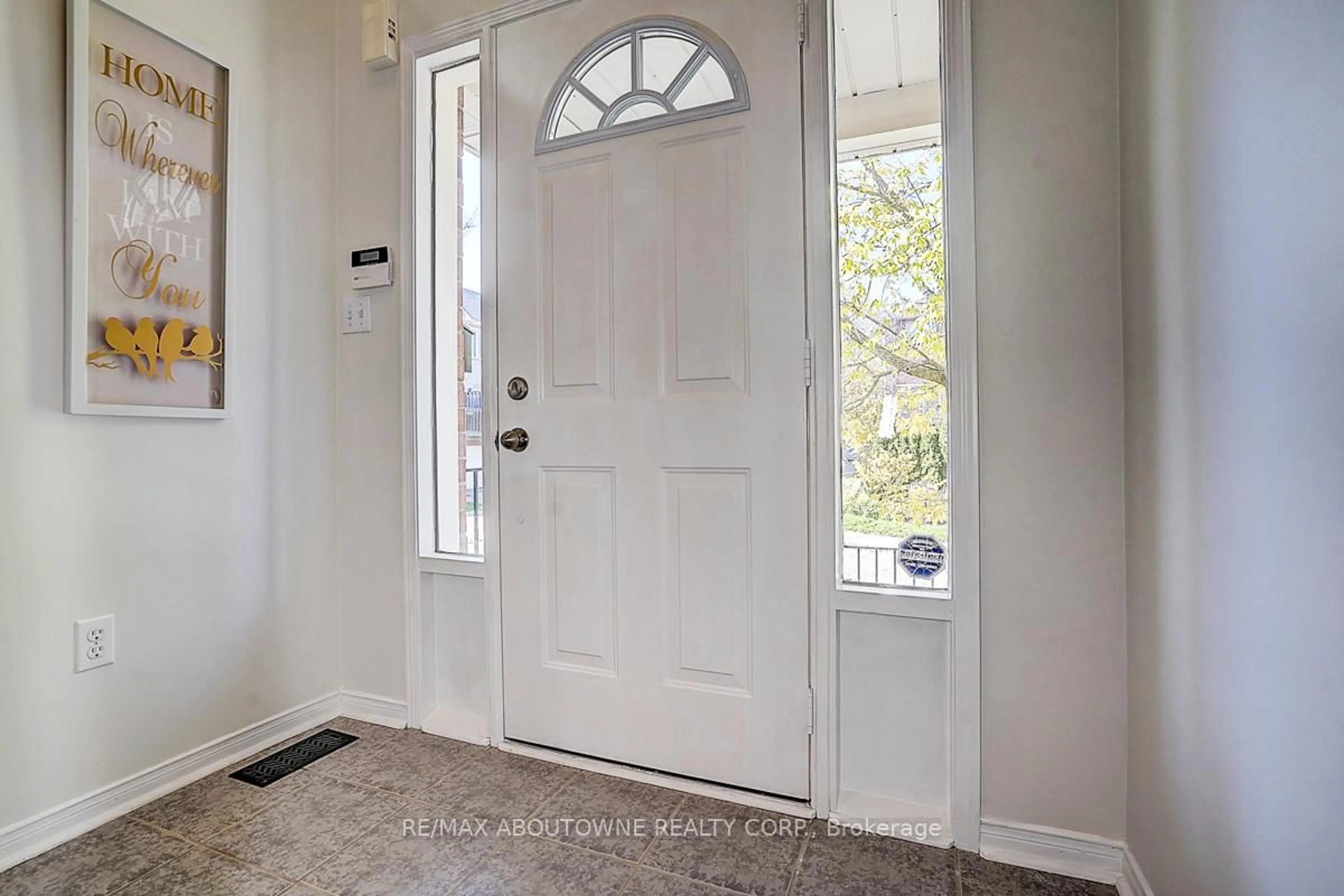 Indoor entryway for 1130 Cawthra Rd #56, Mississauga Ontario L5G 4V7