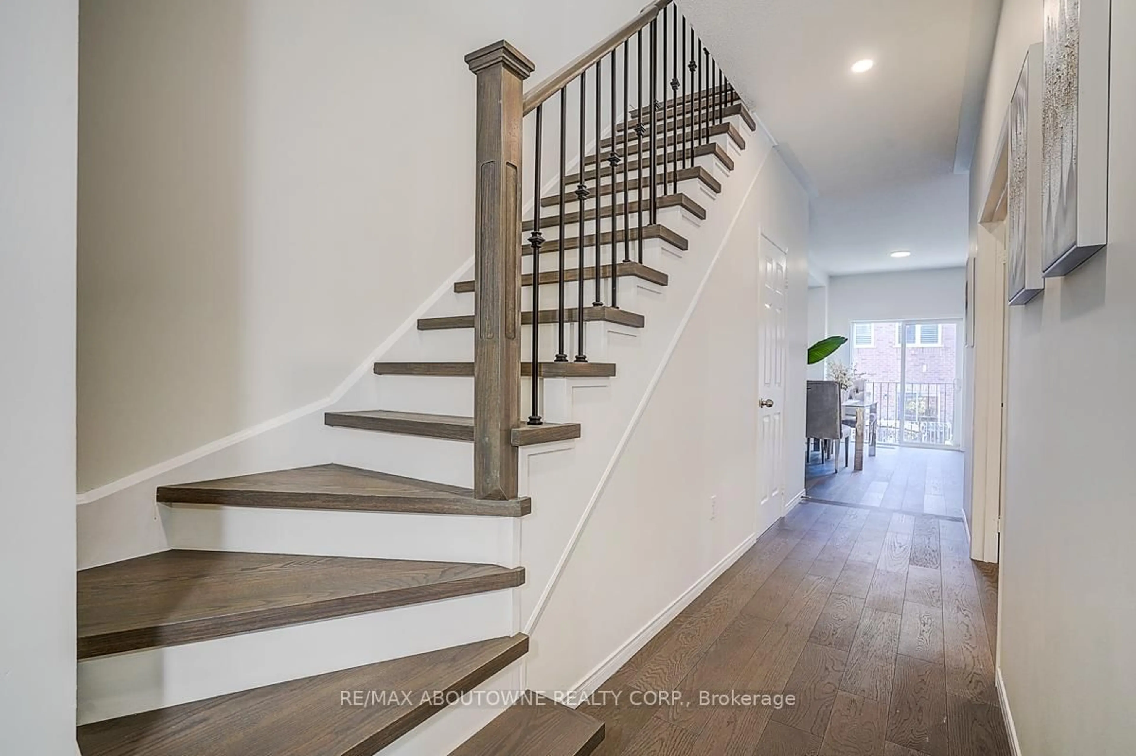 Stairs for 1130 Cawthra Rd #56, Mississauga Ontario L5G 4V7