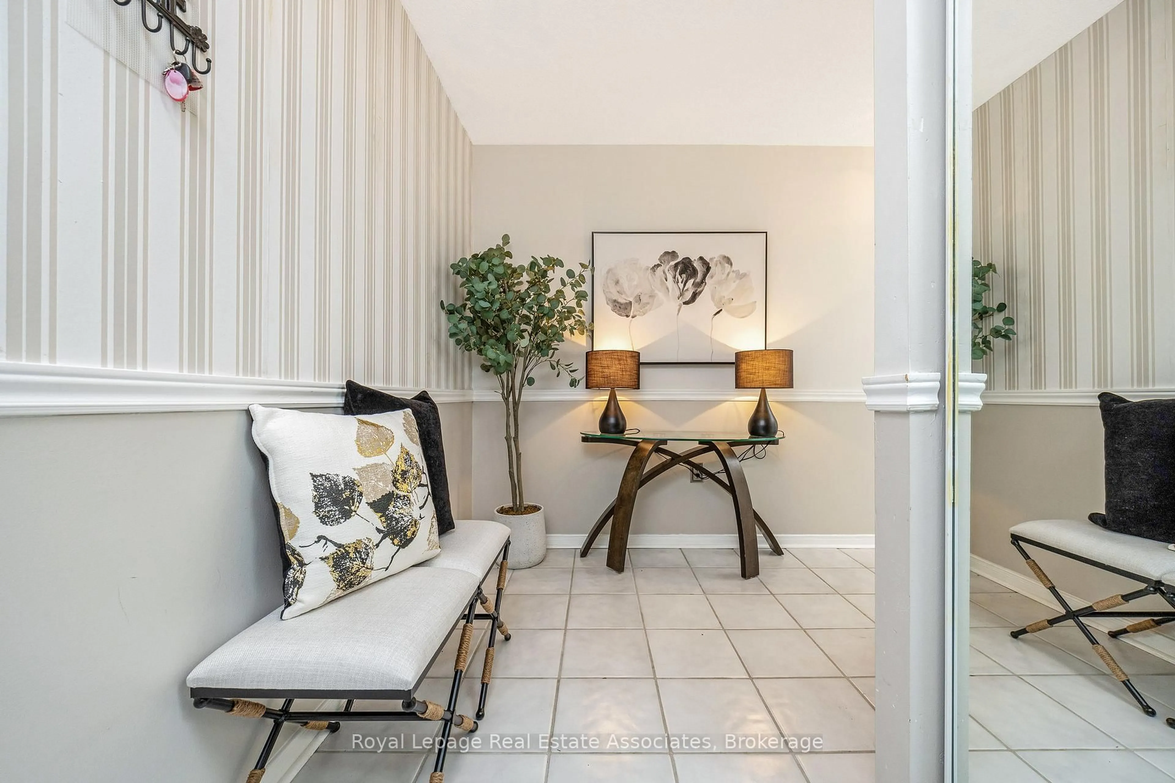 Indoor entryway for 20 McFarlane Dr #301, Halton Hills Ontario L7G 5J8