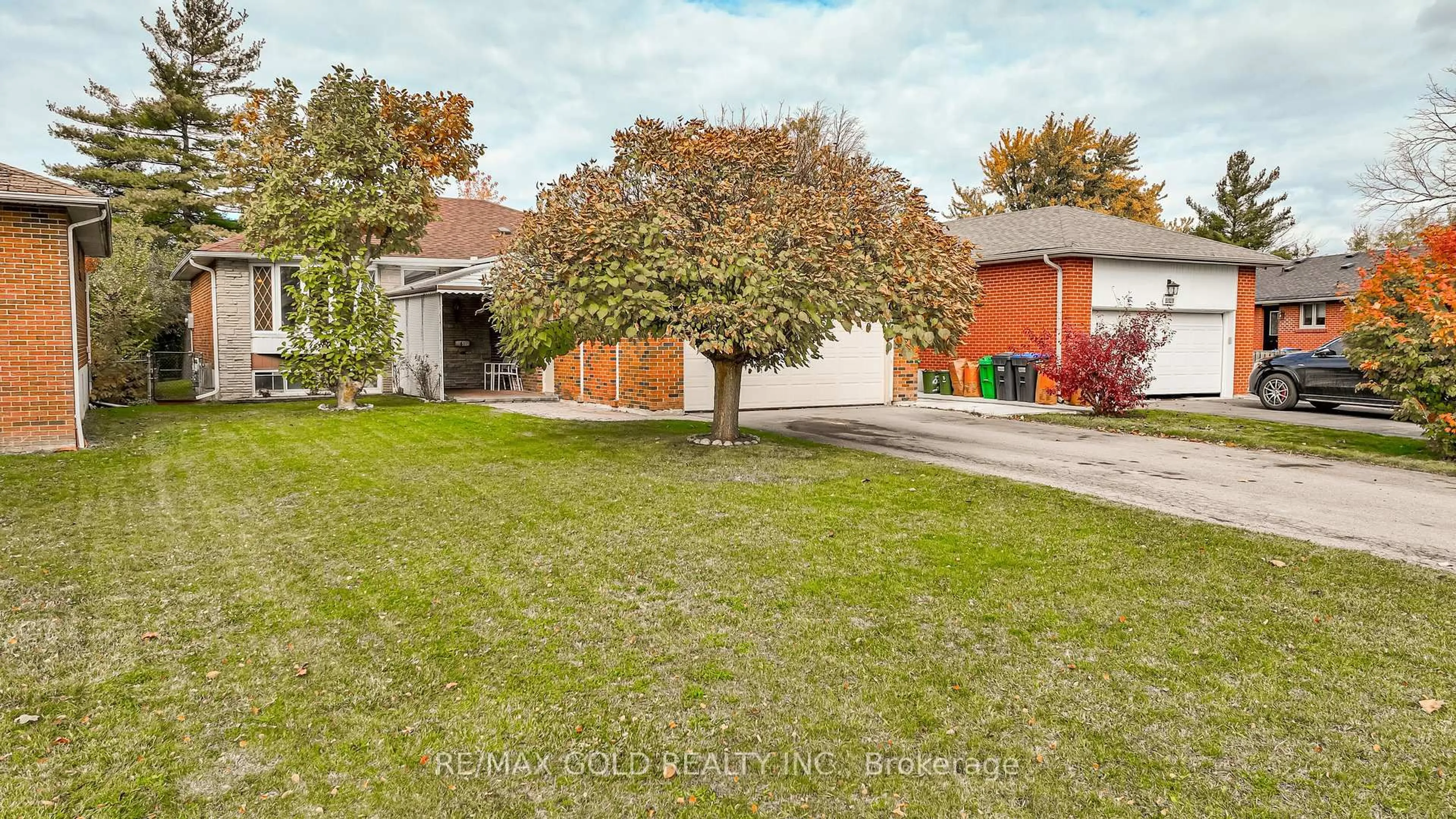 A pic from outside/outdoor area/front of a property/back of a property/a pic from drone, street for 61 Deerfield Cres, Brampton Ontario L6T 1K8