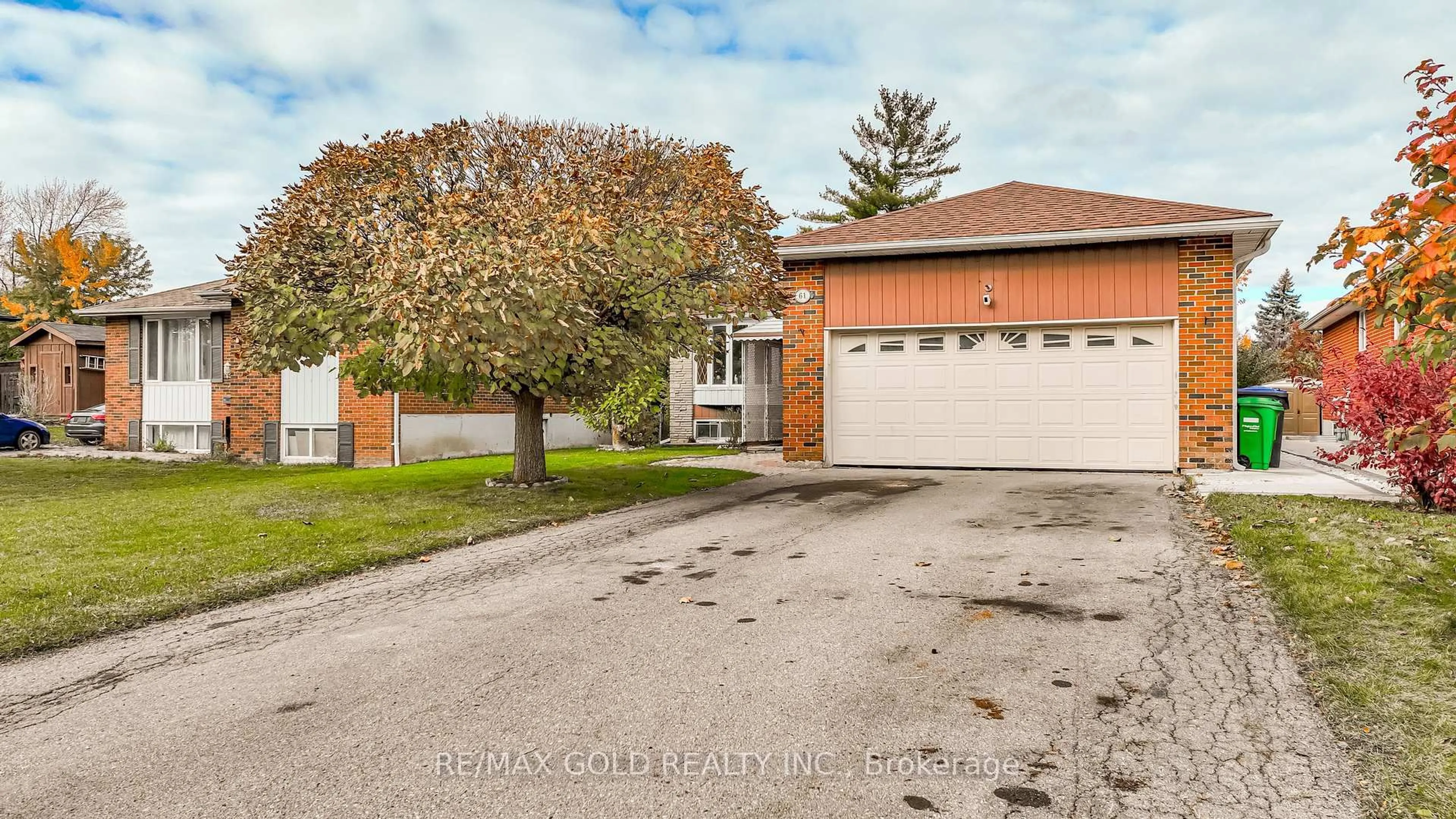 A pic from outside/outdoor area/front of a property/back of a property/a pic from drone, street for 61 Deerfield Cres, Brampton Ontario L6T 1K8
