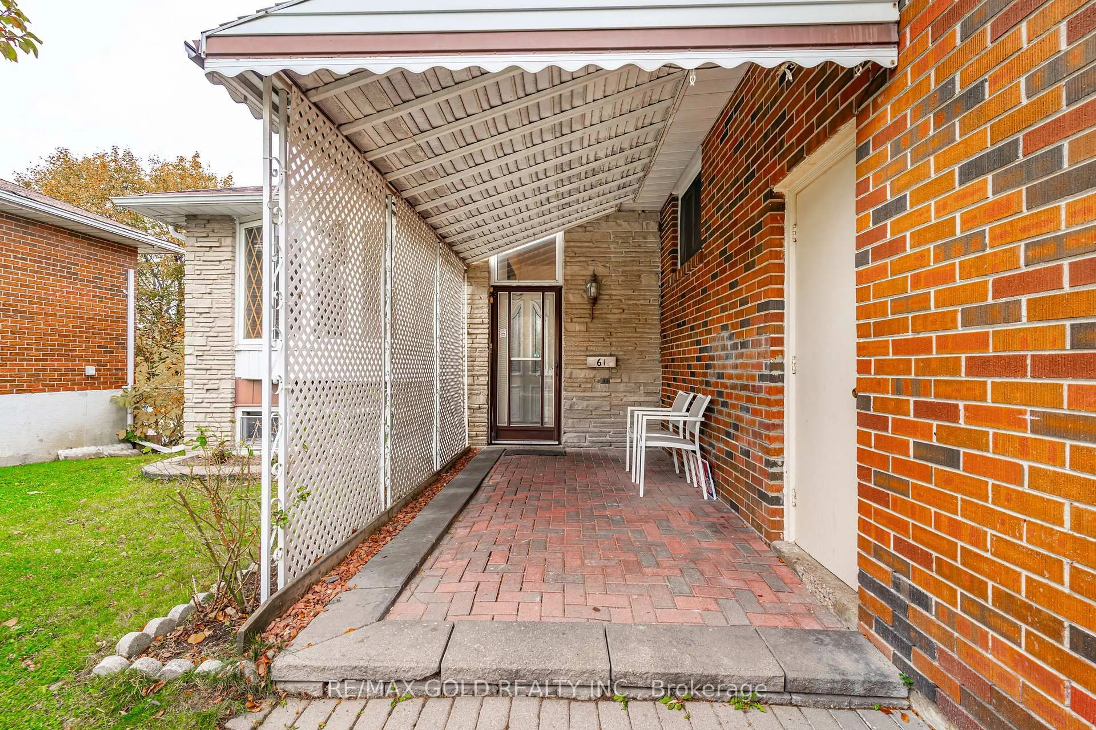 Patio, street for 61 Deerfield Cres, Brampton Ontario L6T 1K8