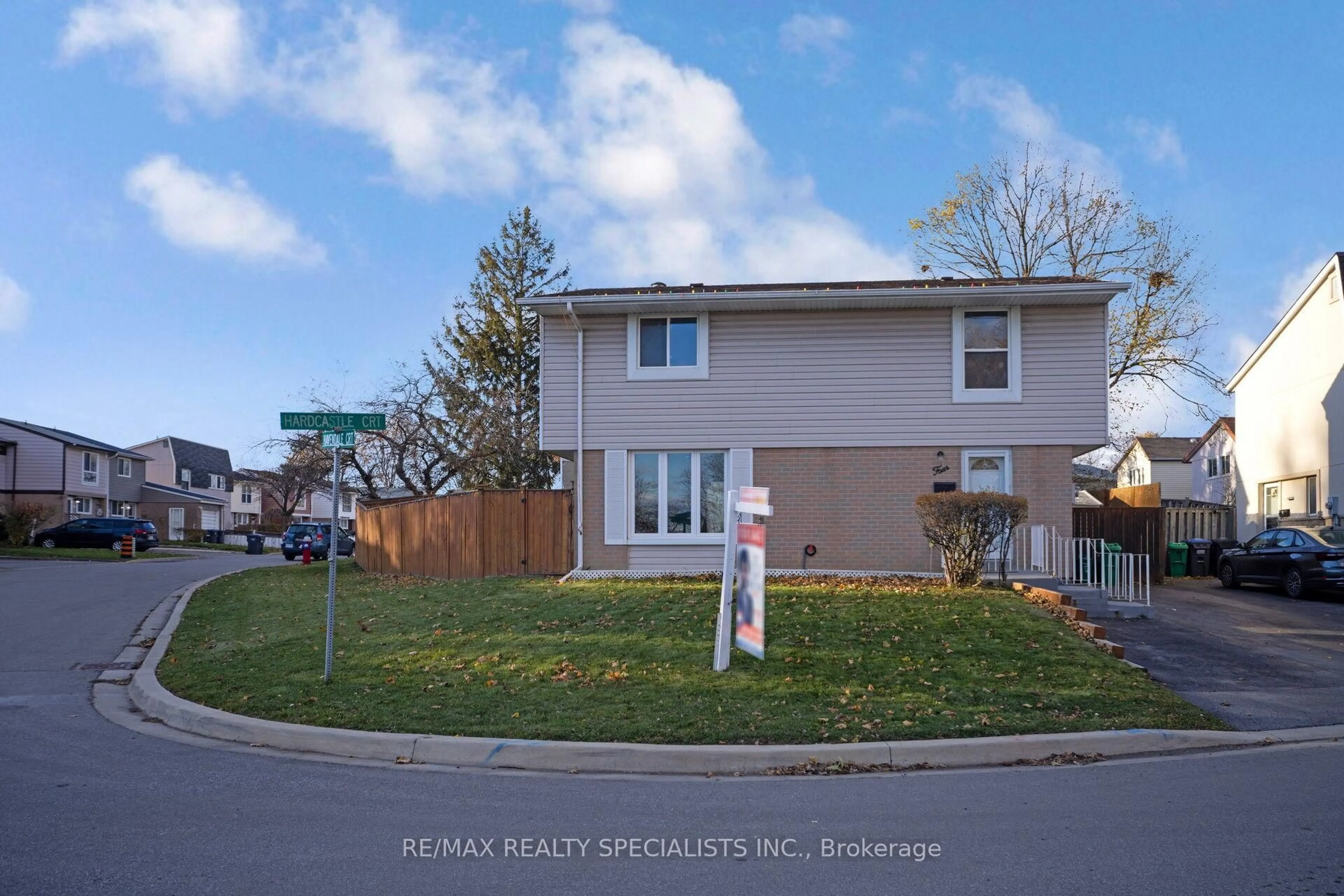 A pic from outside/outdoor area/front of a property/back of a property/a pic from drone, street for 4 Hardcastle Crt, Brampton Ontario L6S 2A9