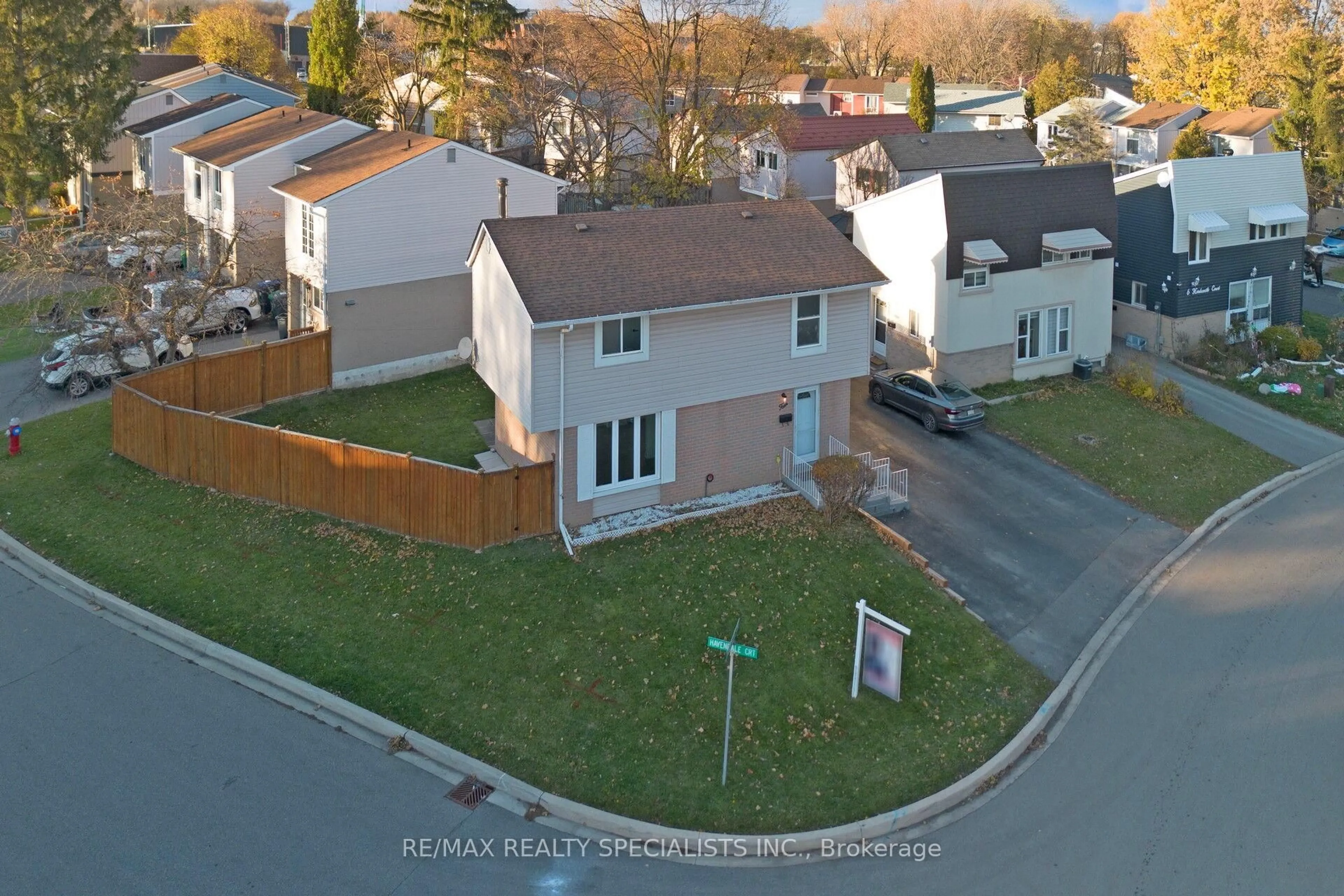 A pic from outside/outdoor area/front of a property/back of a property/a pic from drone, street for 4 Hardcastle Crt, Brampton Ontario L6S 2A9