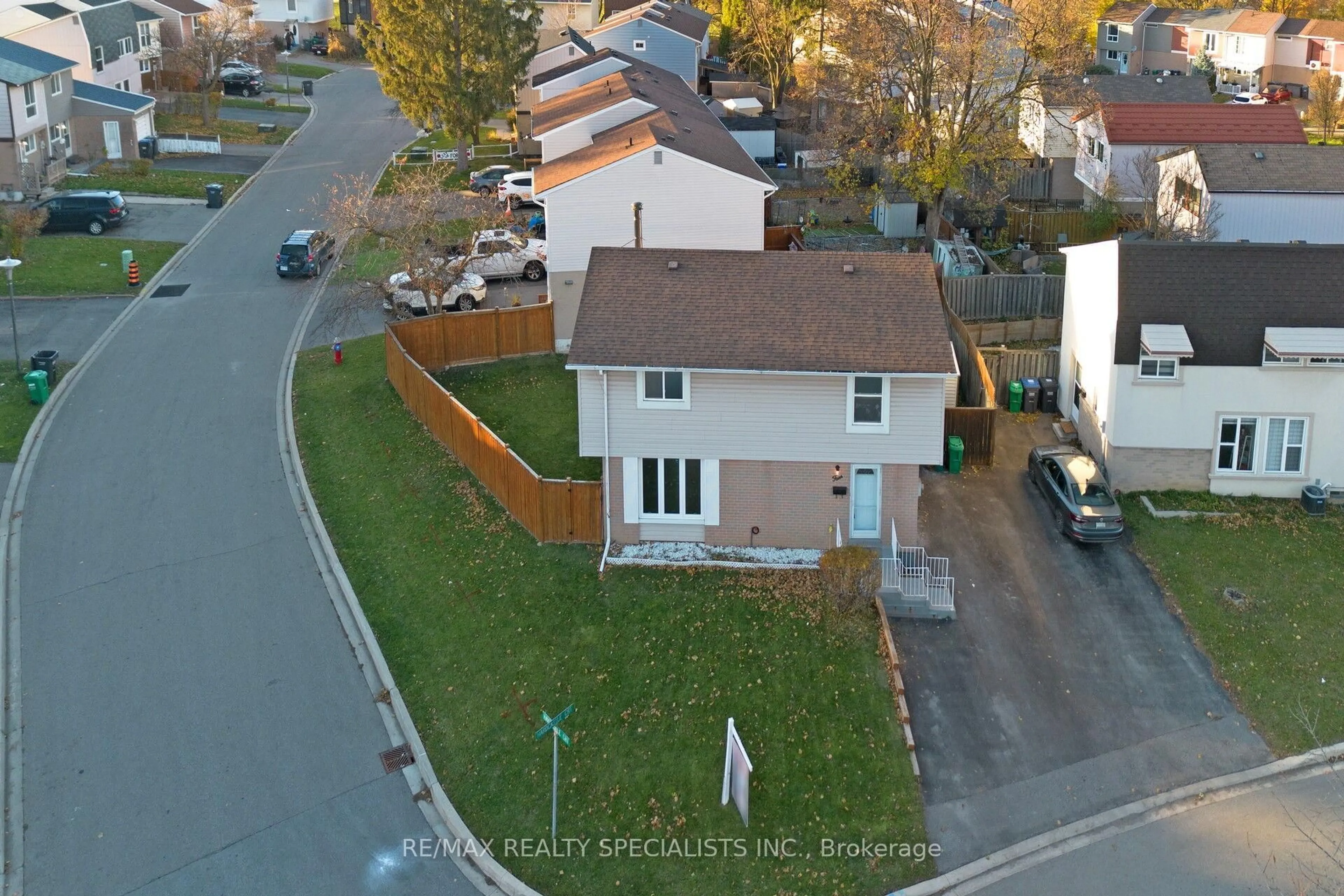 A pic from outside/outdoor area/front of a property/back of a property/a pic from drone, street for 4 Hardcastle Crt, Brampton Ontario L6S 2A9