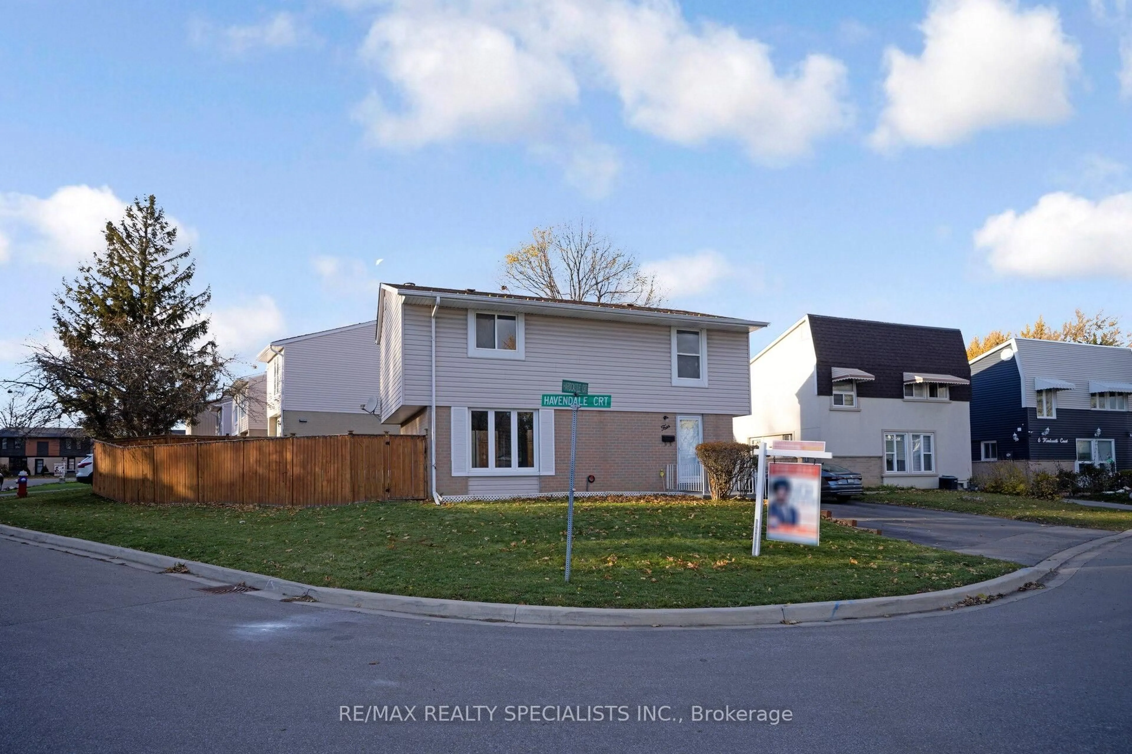 A pic from outside/outdoor area/front of a property/back of a property/a pic from drone, mountain view for 4 Hardcastle Crt, Brampton Ontario L6S 2A9