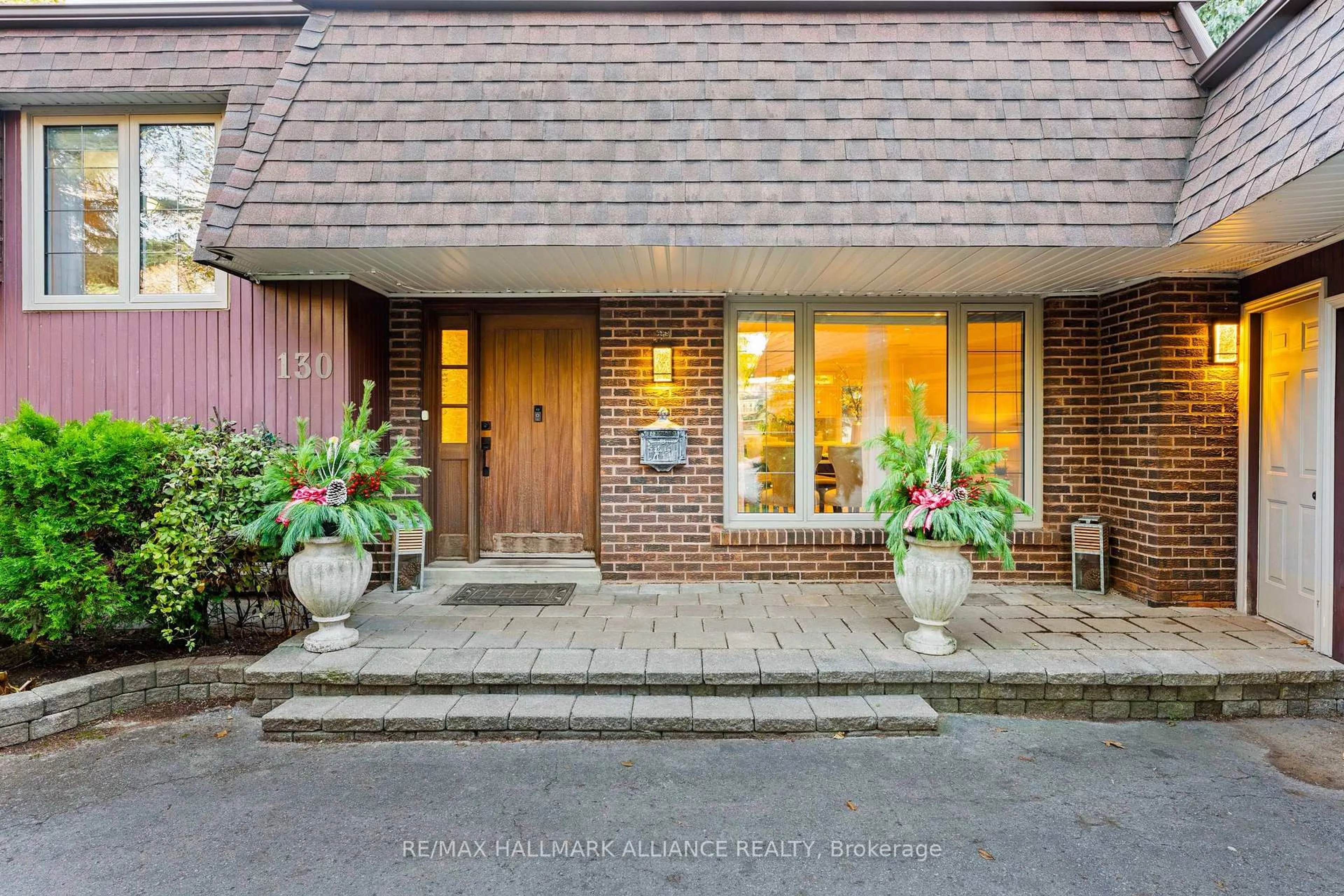 Indoor entryway for 130 Tavistock Sq, Oakville Ontario L6K 2V2