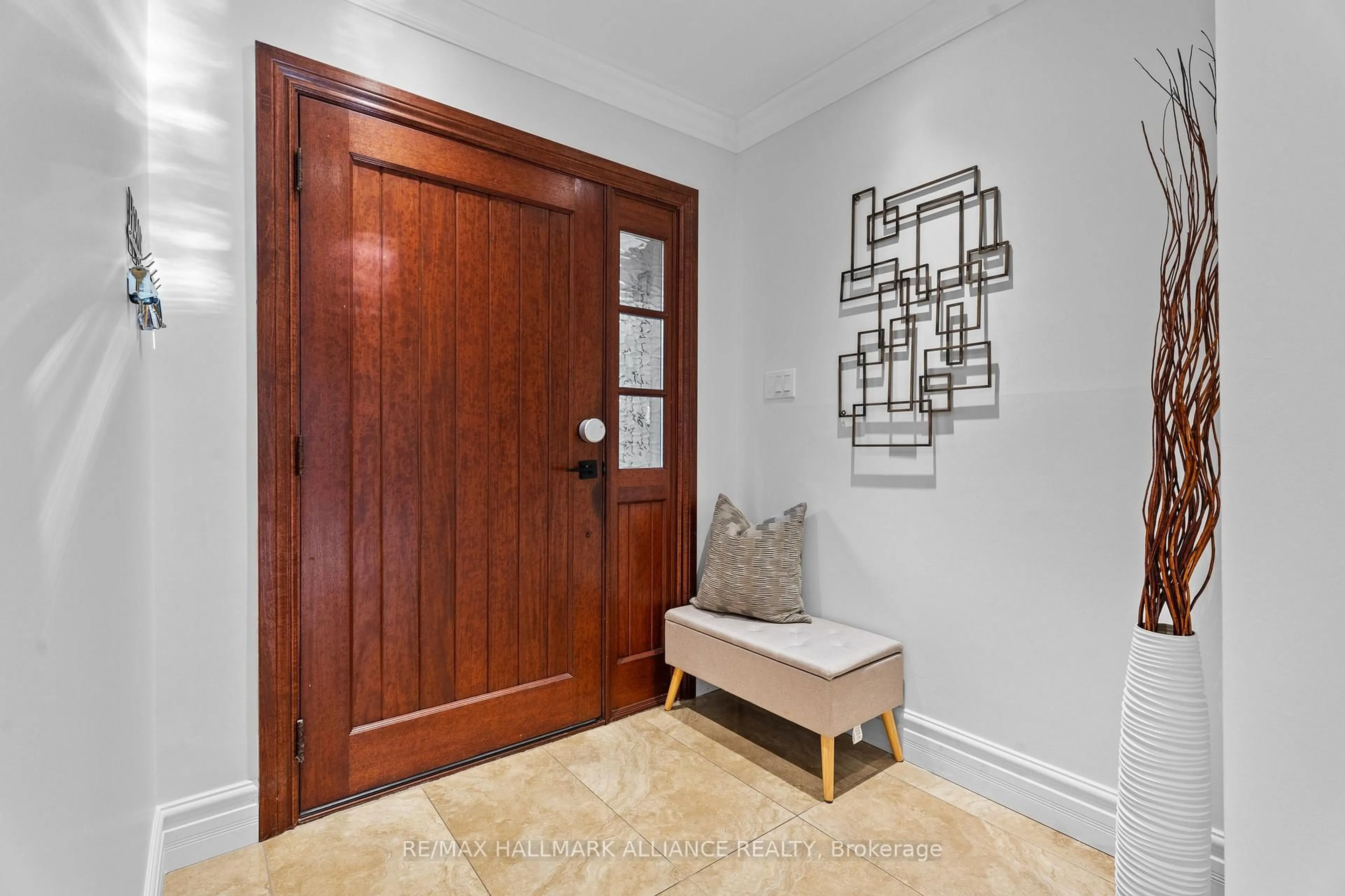 Indoor entryway for 130 Tavistock Sq, Oakville Ontario L6K 2V2