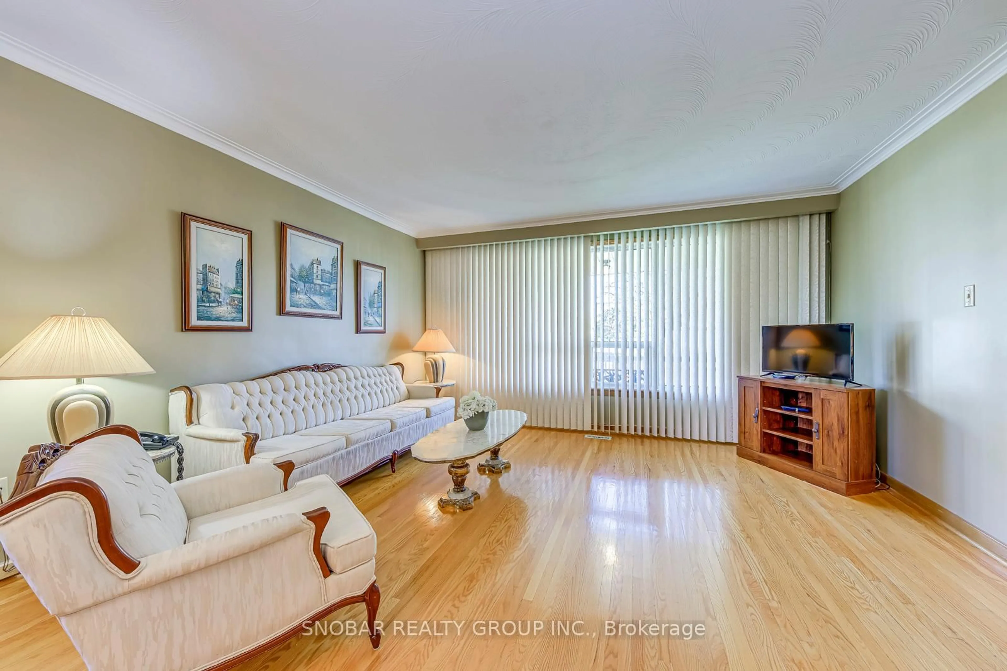Living room with furniture, wood/laminate floor for 51 Westwynd Crt, Toronto Ontario M9R 2M1