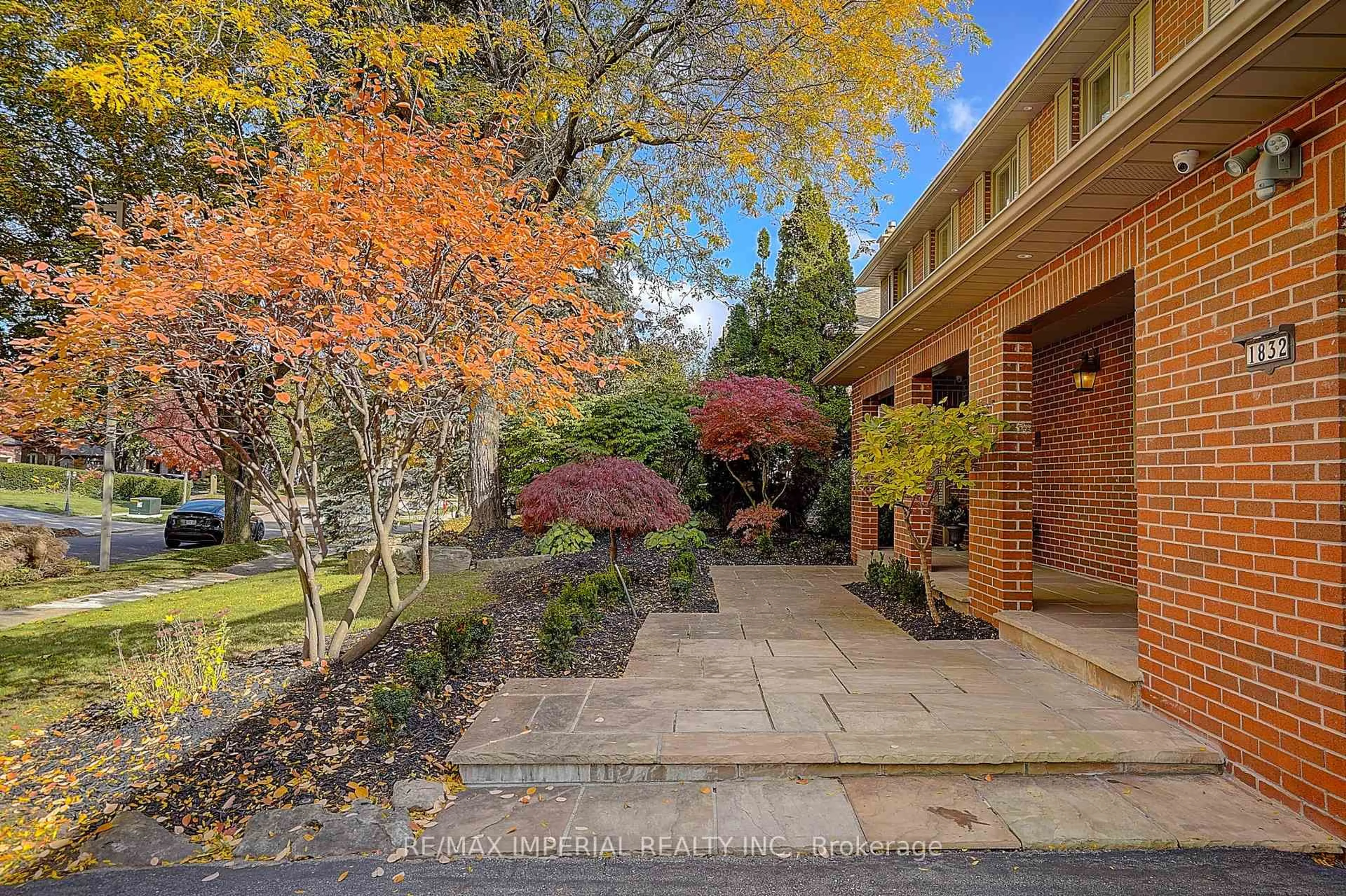 Patio, street for 1832 Pine Siskin Crt, Mississauga Ontario L5L 2Y3