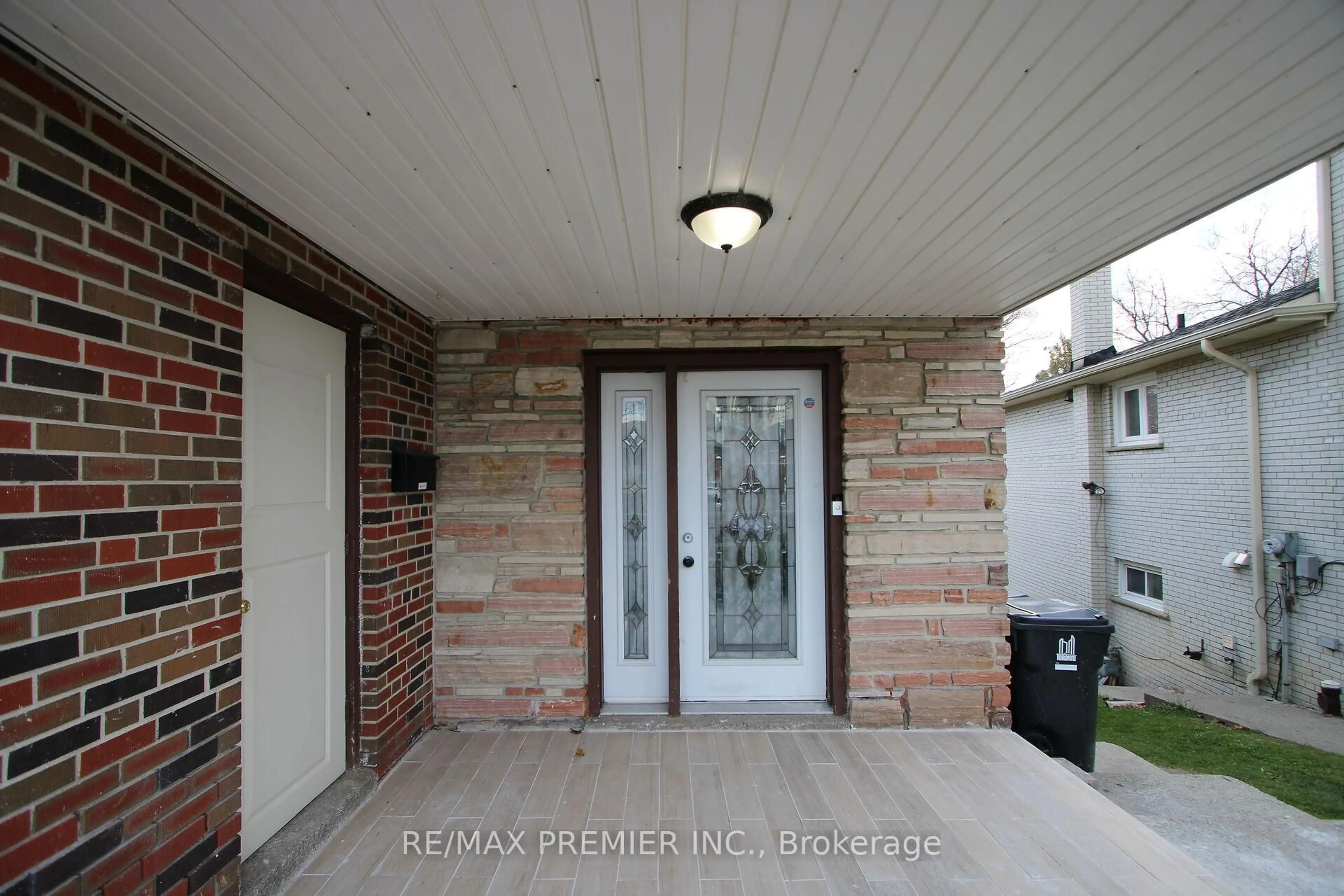 Indoor entryway for 12 Annabelle Dr, Toronto Ontario M9V 3B6