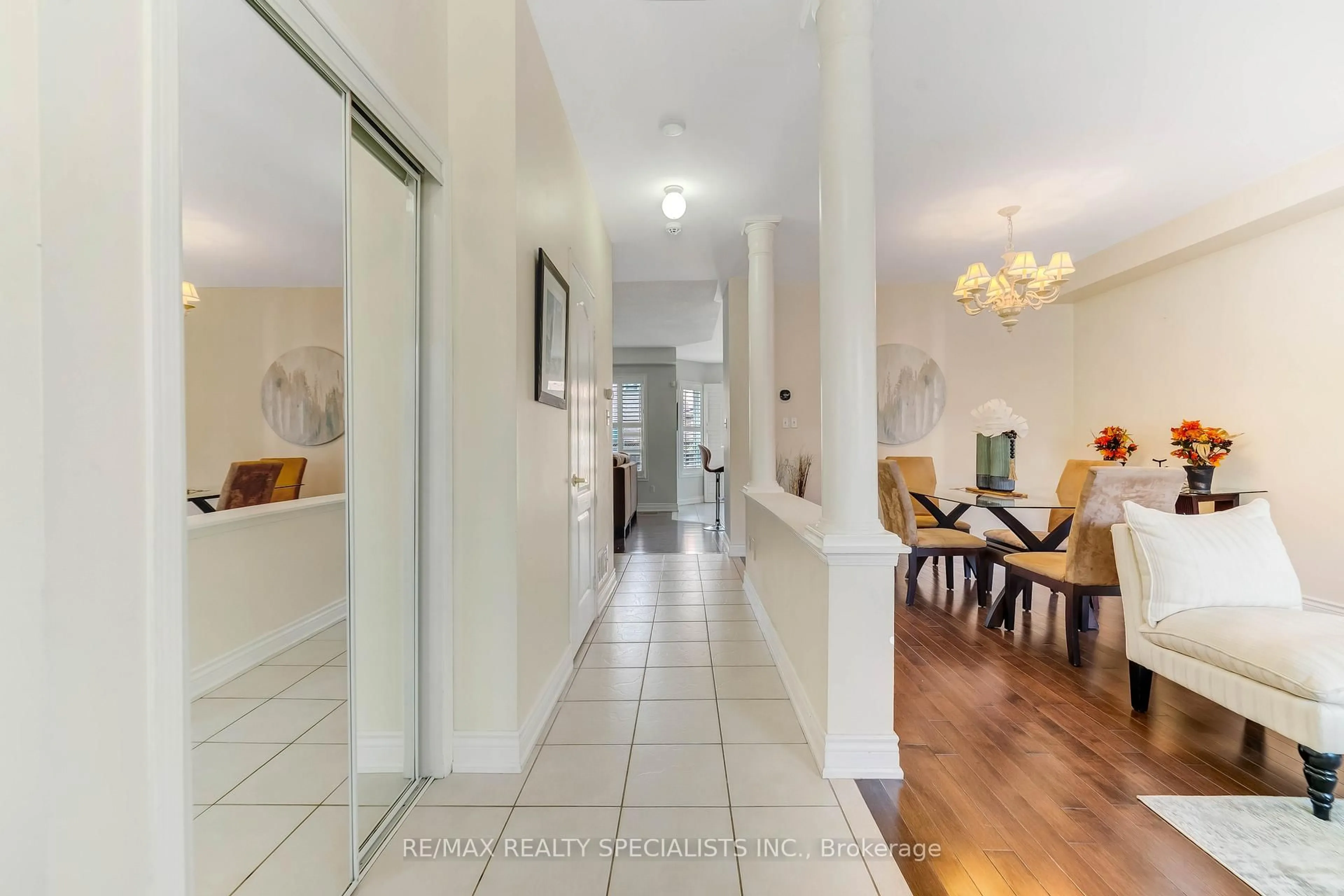 Indoor foyer for 5636 Kellandy Ru, Mississauga Ontario L5M 7A8