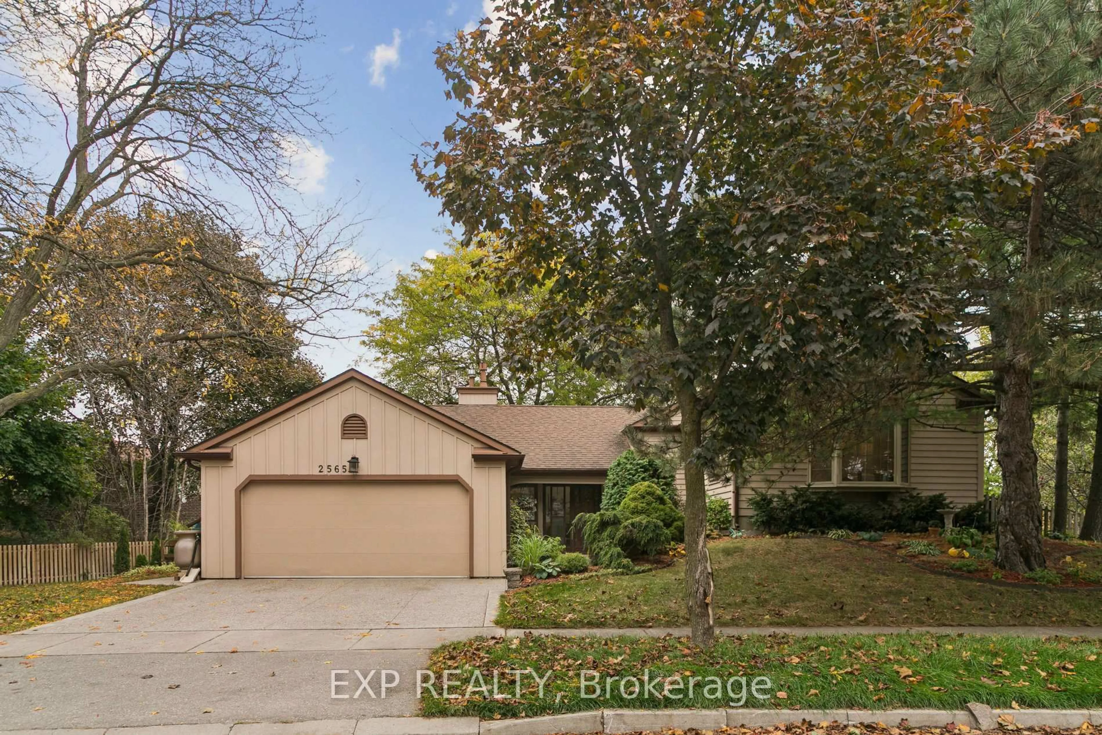 A pic from outside/outdoor area/front of a property/back of a property/a pic from drone, street for 2565 Claymore Cres, Mississauga Ontario L5C 3A2