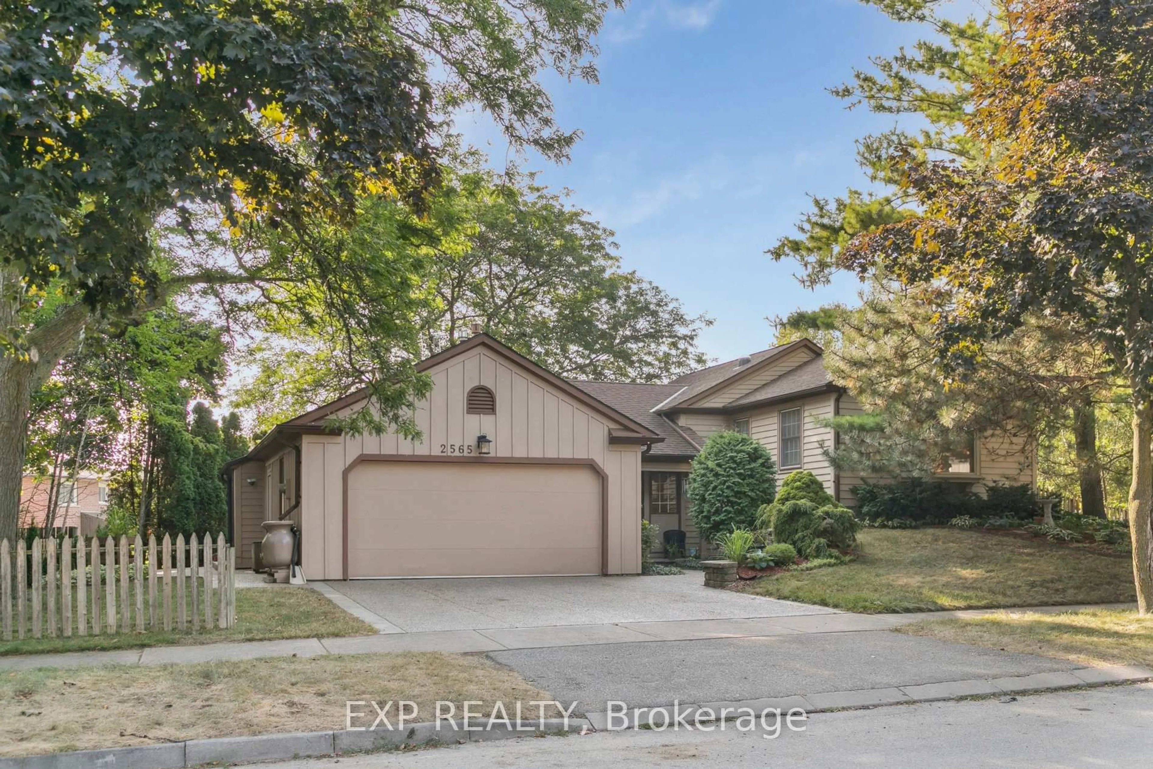 Unknown for 2565 Claymore Cres, Mississauga Ontario L5C 3A2