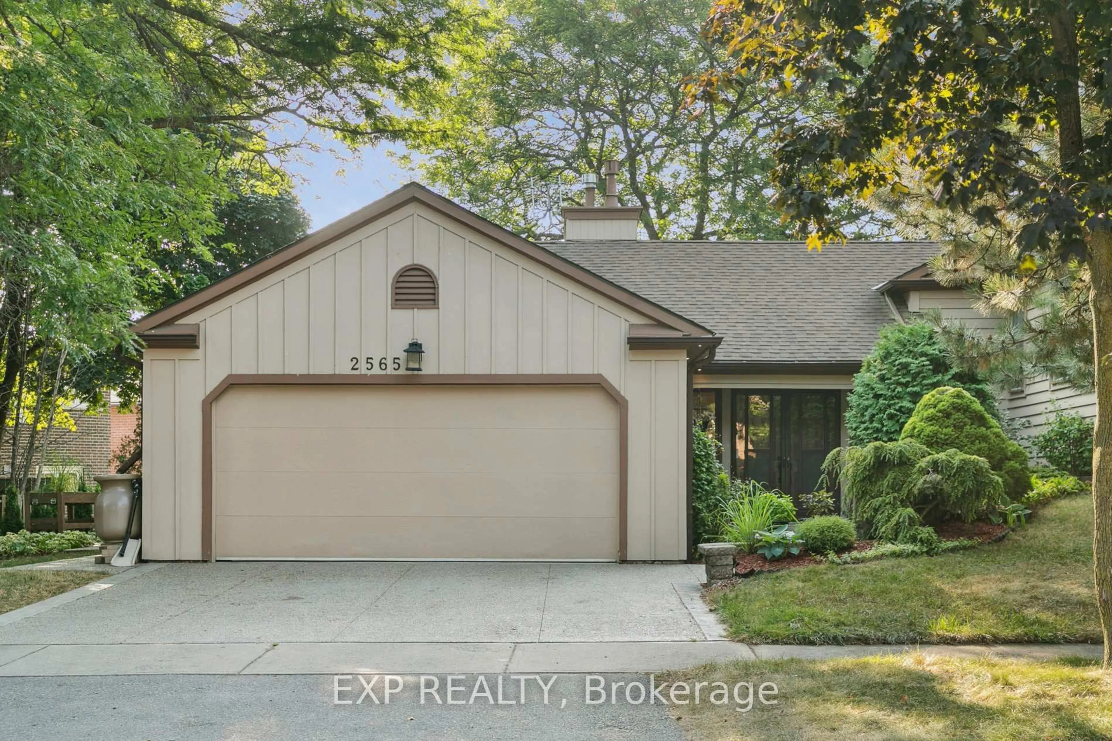 Home with vinyl exterior material, street for 2565 Claymore Cres, Mississauga Ontario L5C 3A2