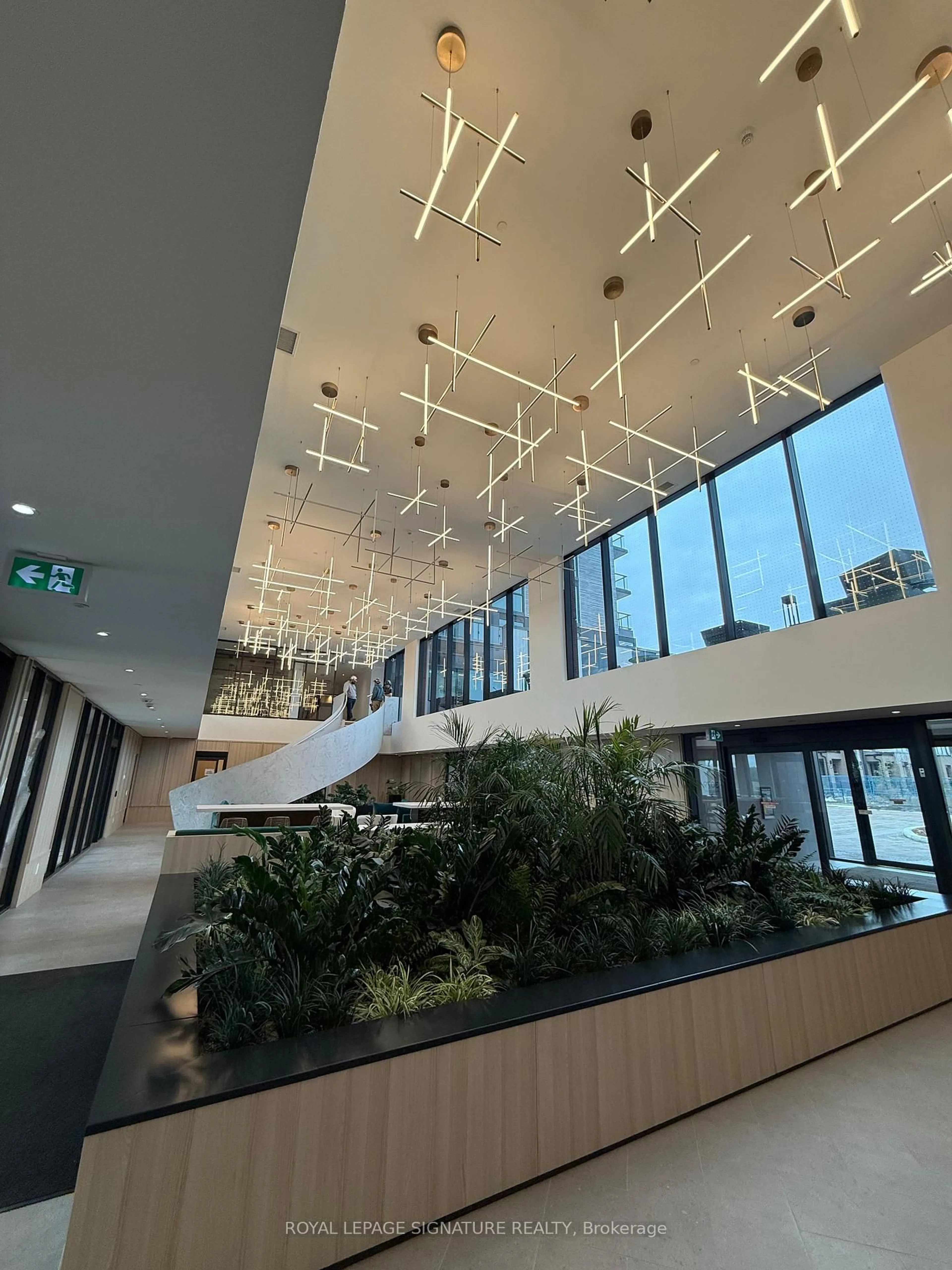 Indoor foyer for 3071 Trafalgar Rd #811, Oakville Ontario L6H 3V6