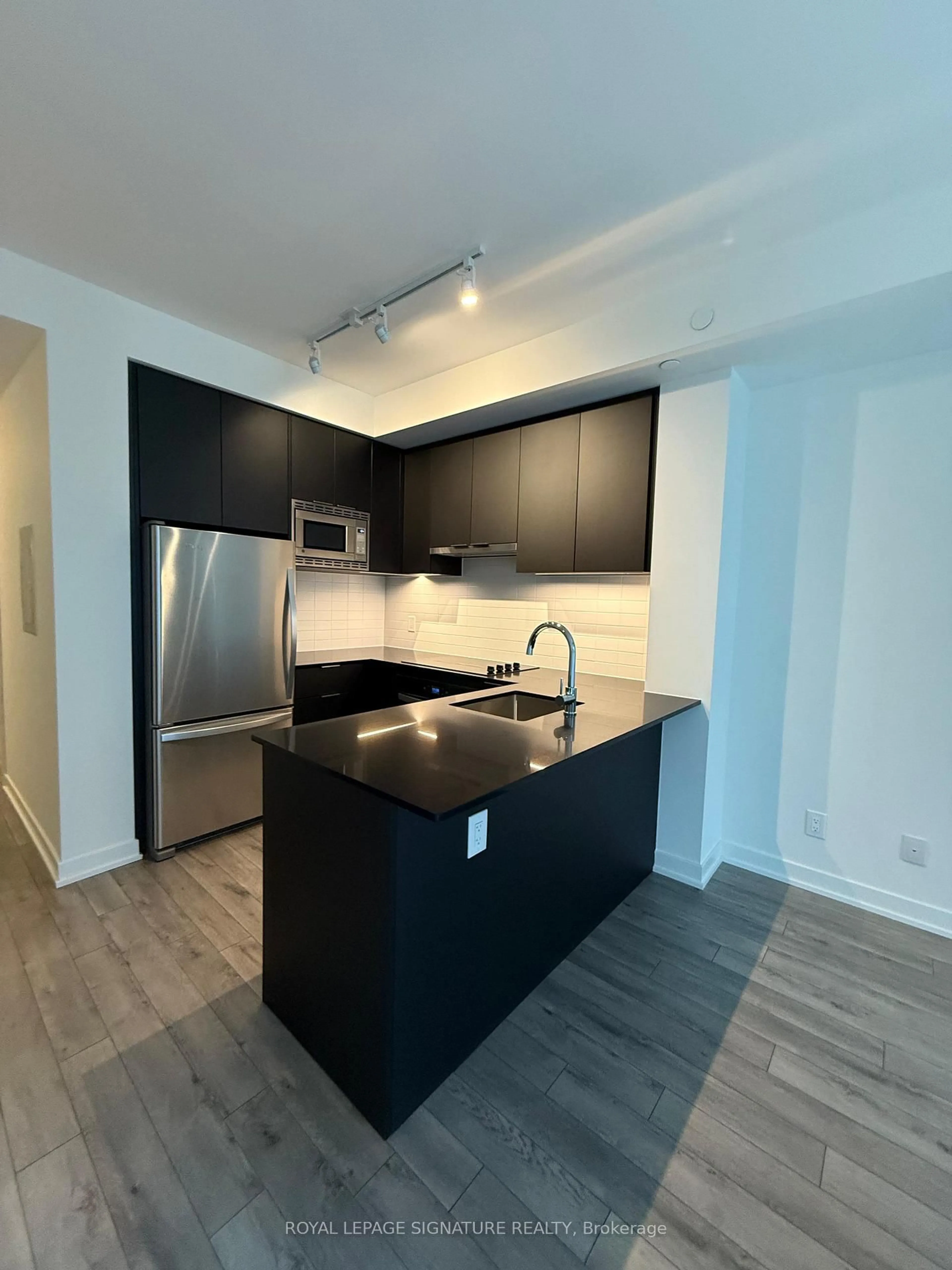 Standard kitchen, unknown for 3071 Trafalgar Rd #811, Oakville Ontario L6H 3V6