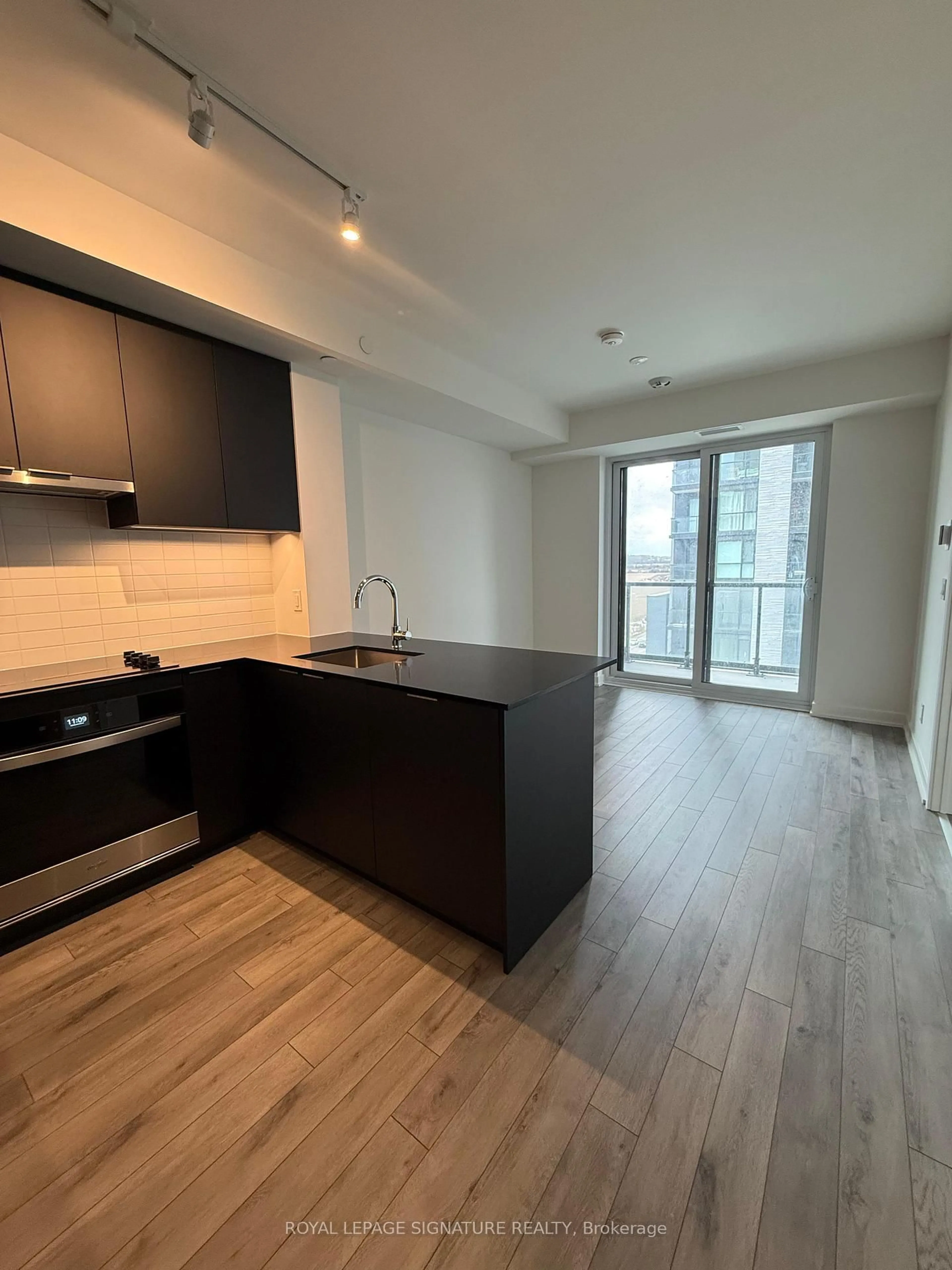 Unknown for 3071 Trafalgar Rd #811, Oakville Ontario L6H 3V6