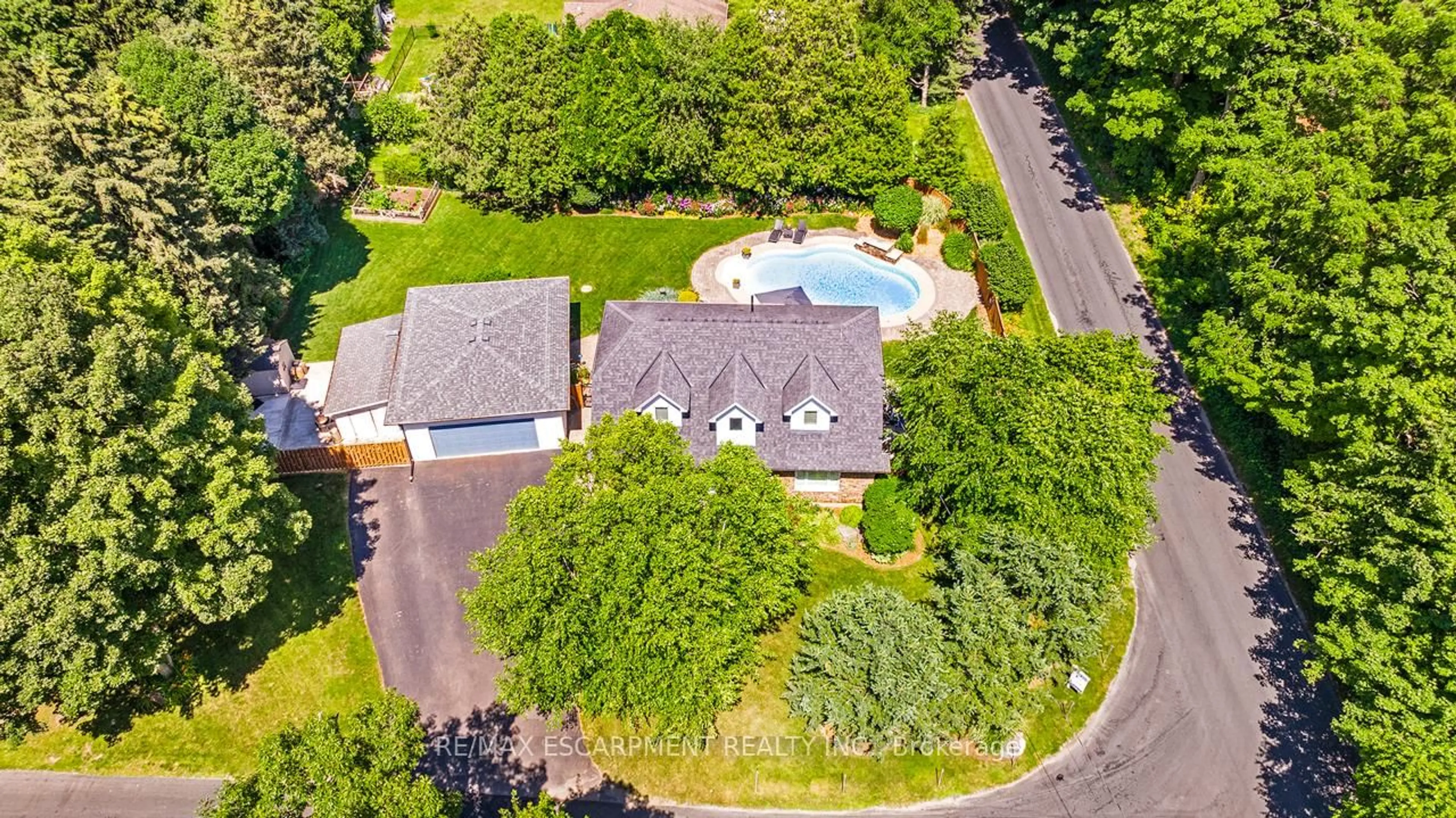 A pic from outside/outdoor area/front of a property/back of a property/a pic from drone, street for 6487 Panton St, Burlington Ontario L7P 0L7