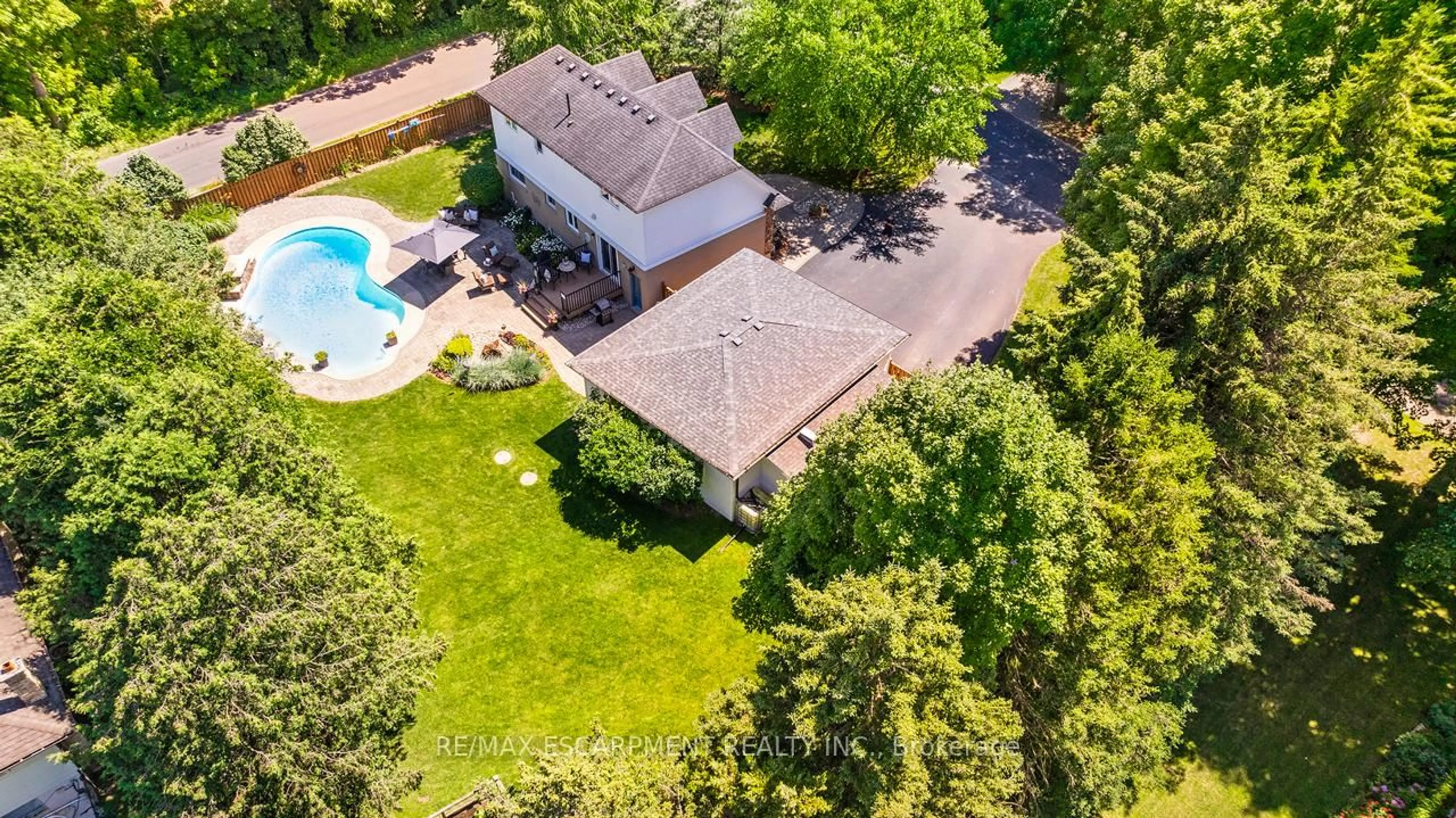 A pic from outside/outdoor area/front of a property/back of a property/a pic from drone, street for 6487 Panton St, Burlington Ontario L7P 0L7