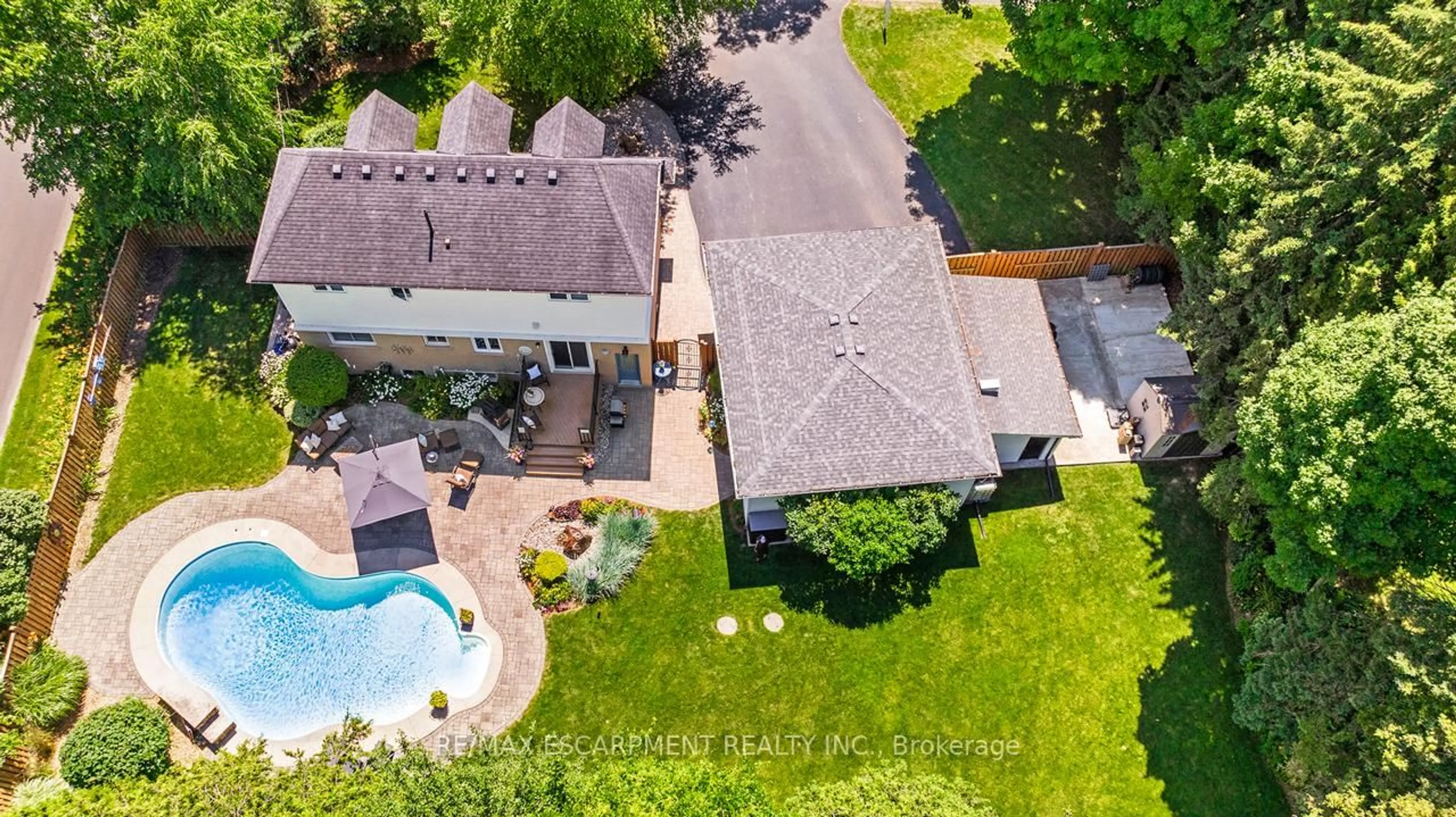 A pic from outside/outdoor area/front of a property/back of a property/a pic from drone, street for 6487 Panton St, Burlington Ontario L7P 0L7