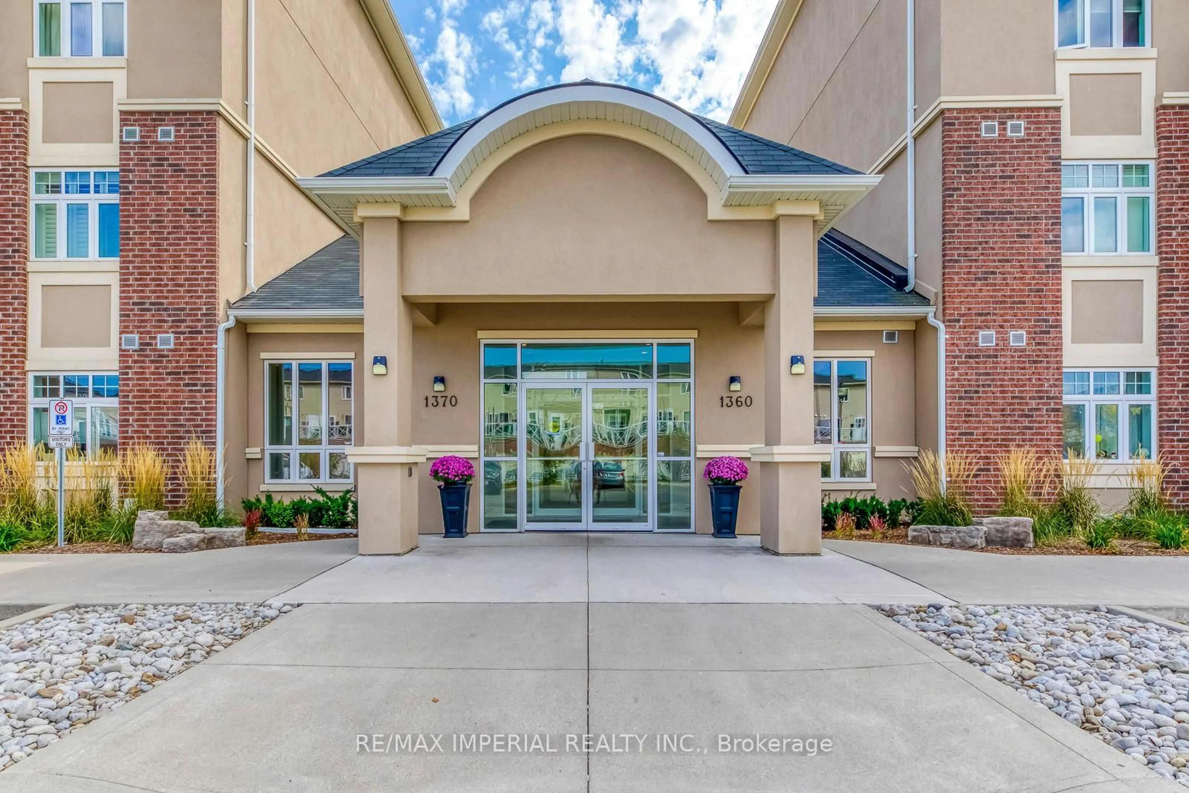 Indoor foyer for 1360 Costigan Rd #309, Milton Ontario L9T 0Y8