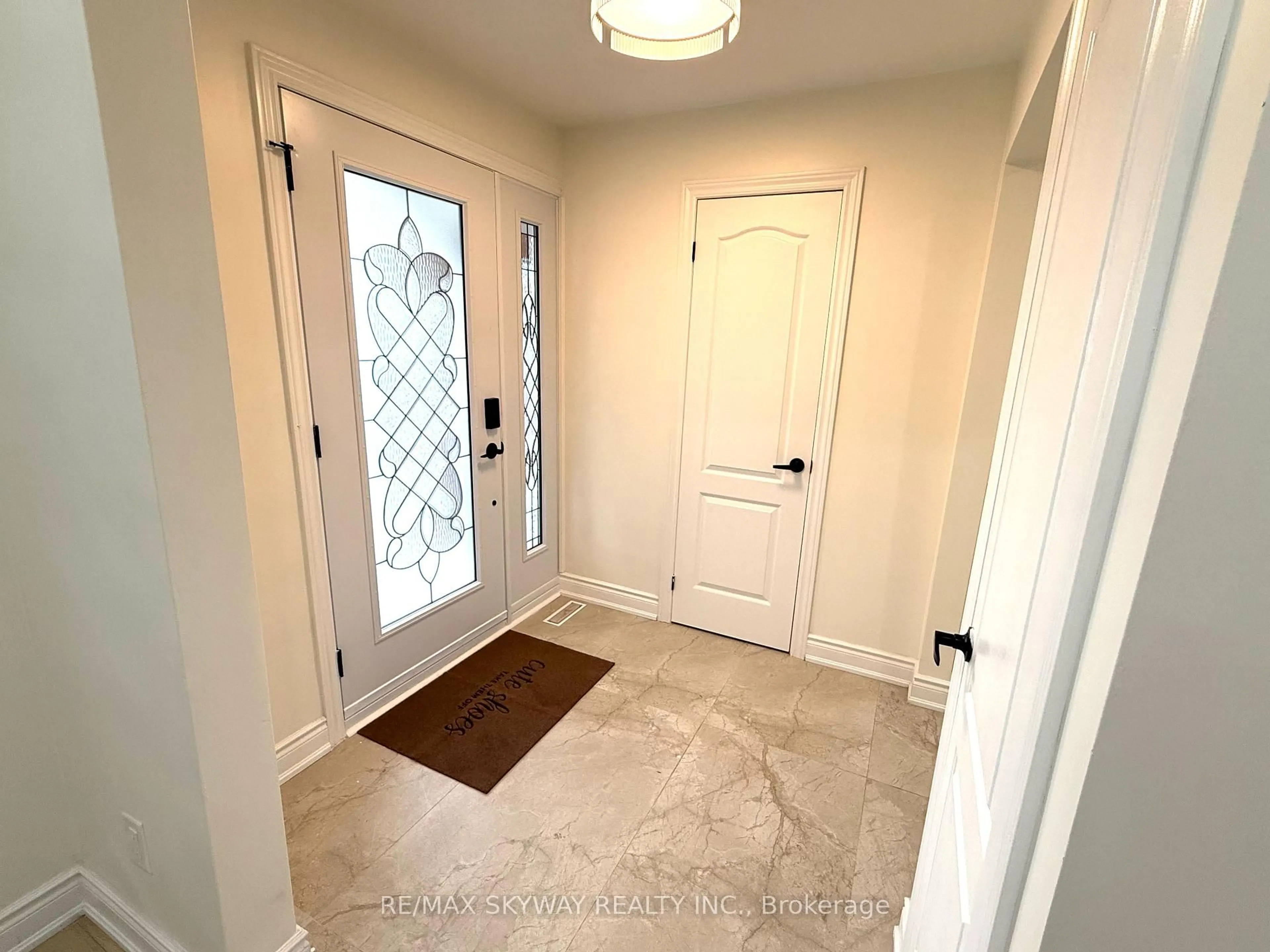 Indoor entryway for 7461 Netherwood Rd, Mississauga Ontario L4T 2N7