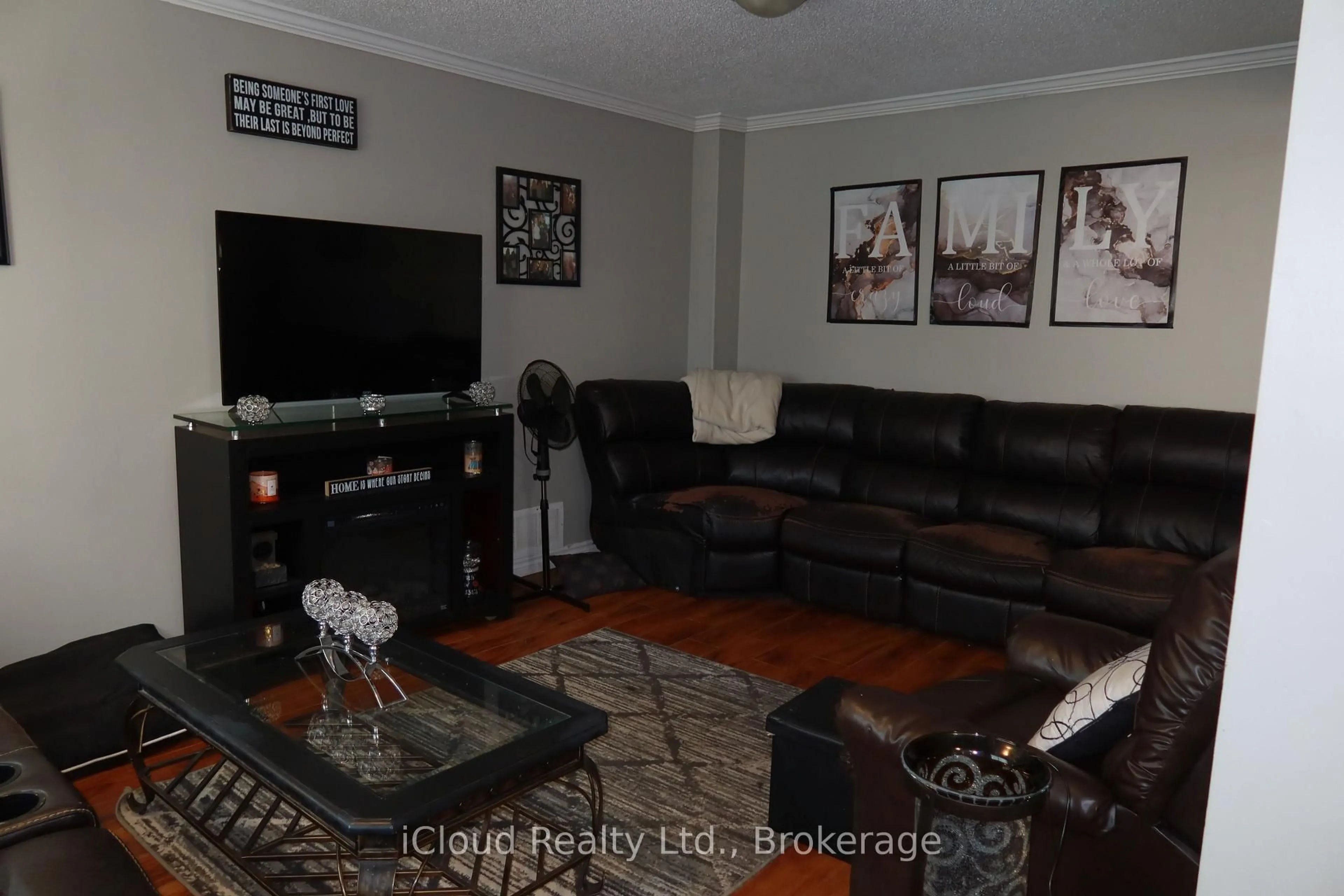 Living room with furniture, unknown for 9 Hazelglen Crt, Brampton Ontario L6S 1N7