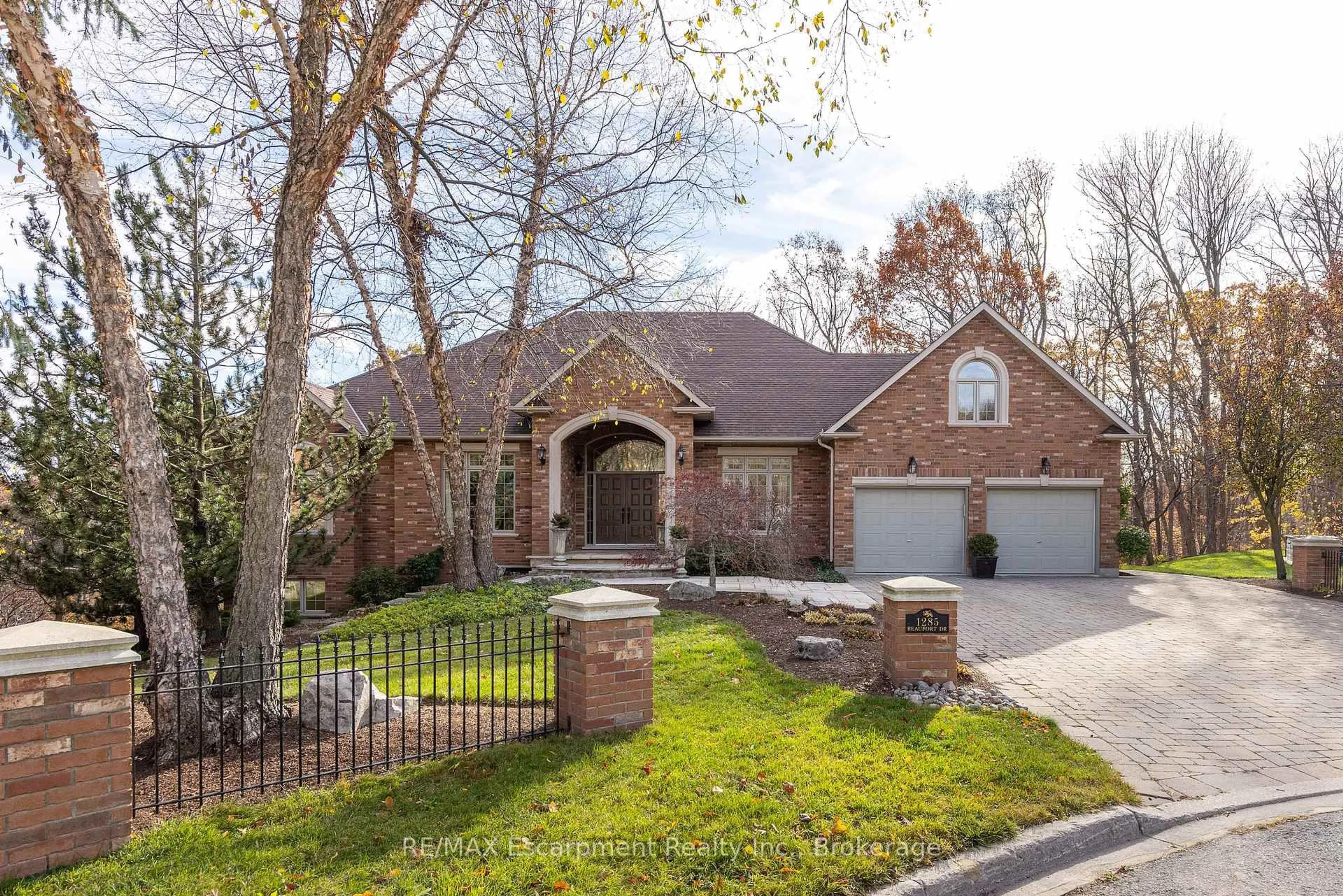 Home with brick exterior material, street for 1285 Beaufort Dr, Burlington Ontario L7P 4V9