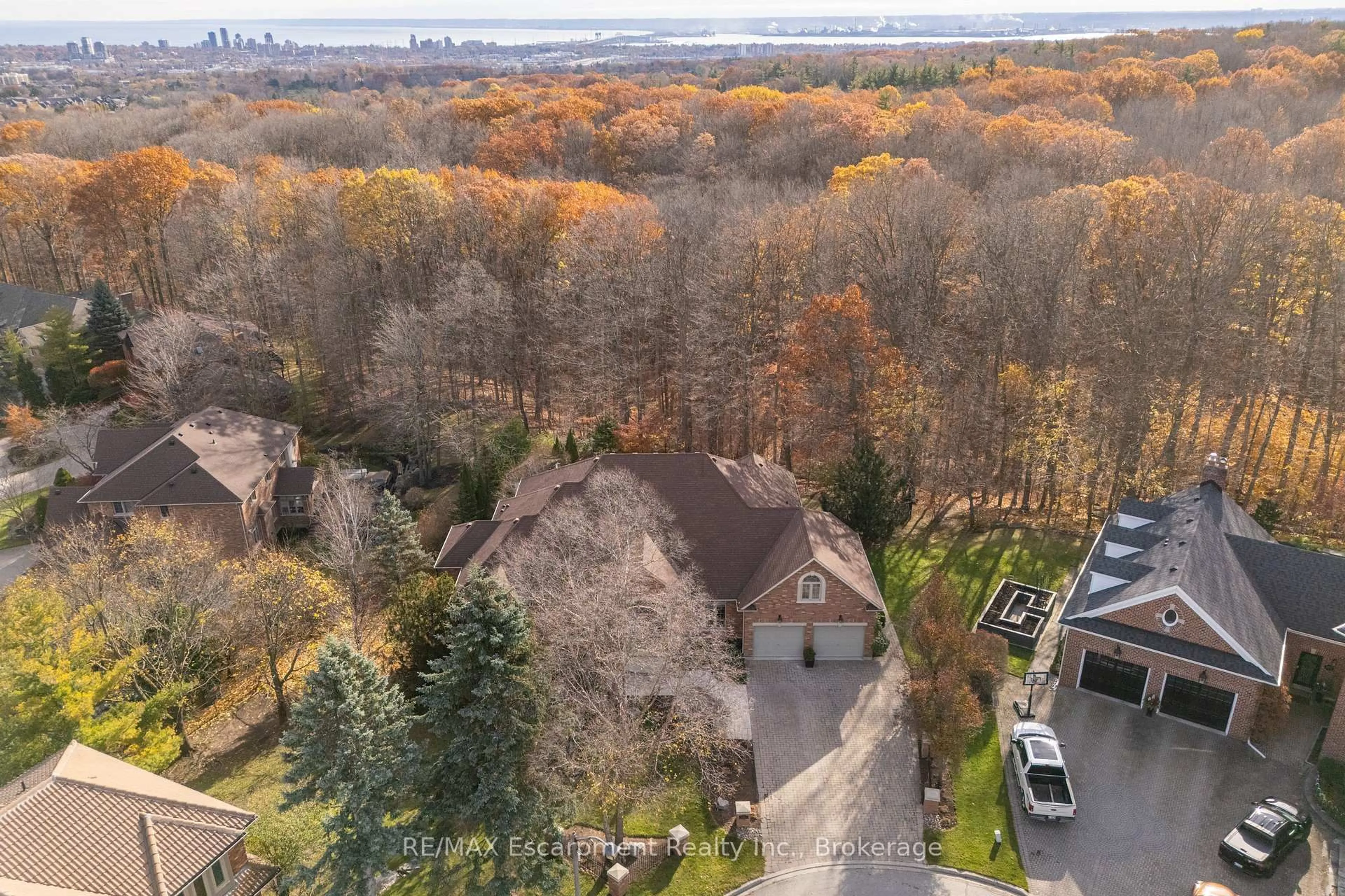 A pic from outside/outdoor area/front of a property/back of a property/a pic from drone, forest/trees view for 1285 Beaufort Dr, Burlington Ontario L7P 4V9