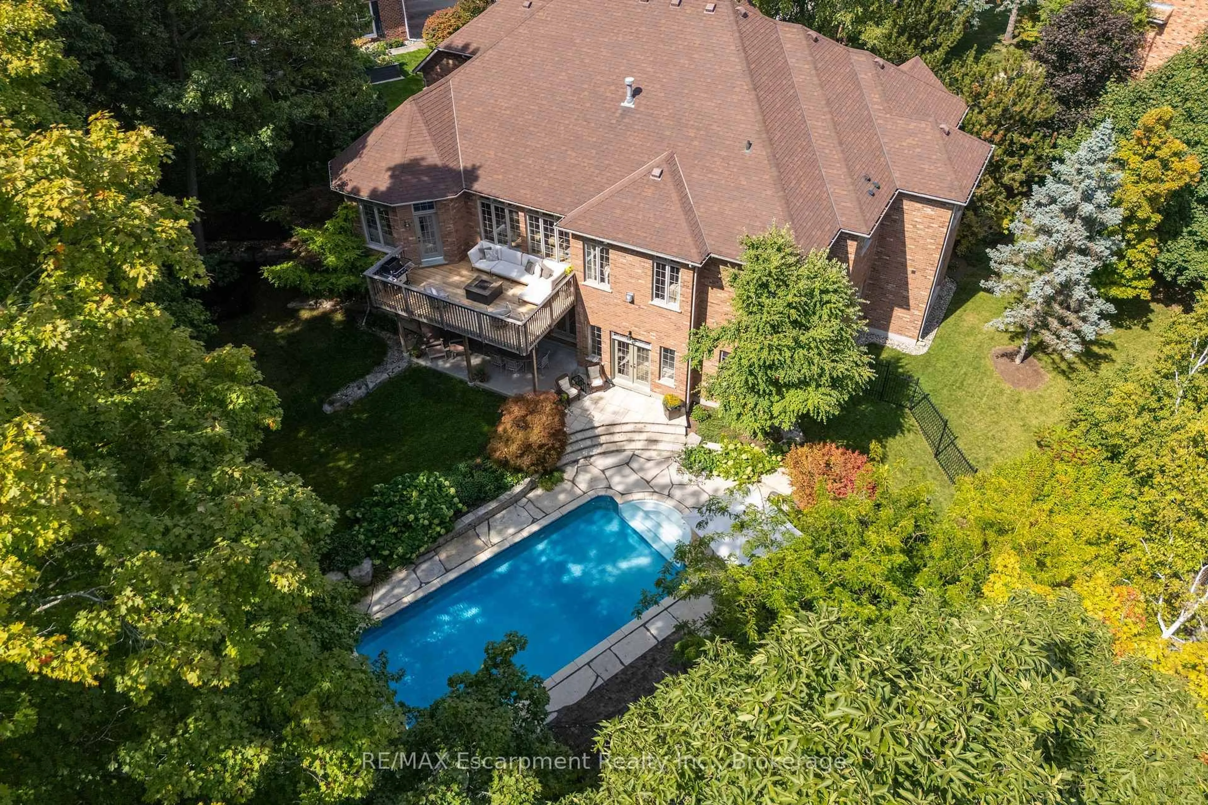 A pic from outside/outdoor area/front of a property/back of a property/a pic from drone, water/lake/river/ocean view for 1285 Beaufort Dr, Burlington Ontario L7P 4V9