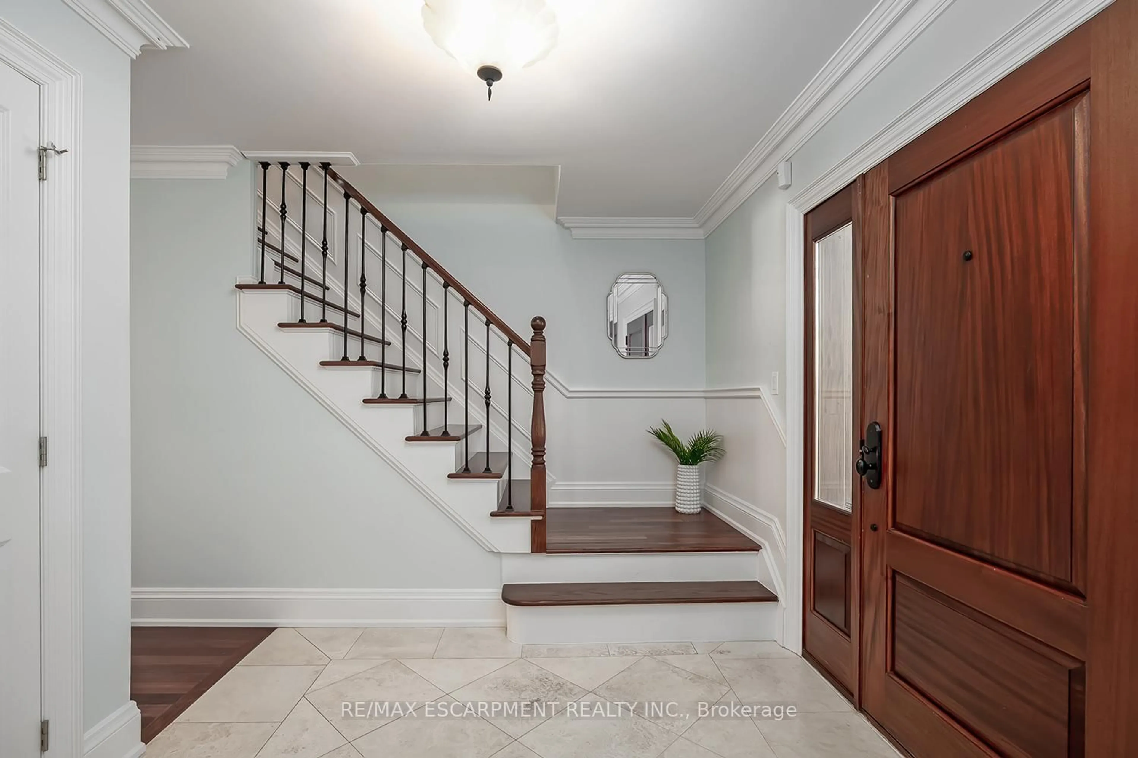 Indoor entryway for 2428 Lakeshore Rd, Burlington Ontario L7R 1C1