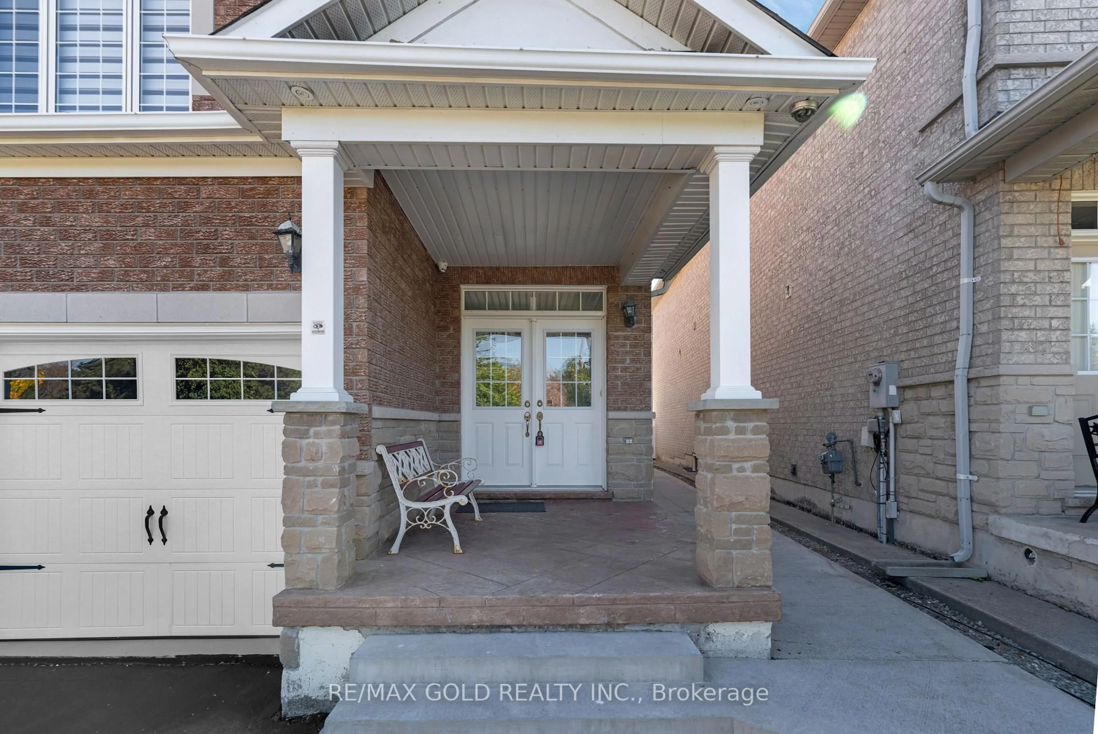 Indoor entryway for 48 Fountainview Way, Brampton Ontario L6S 6K6