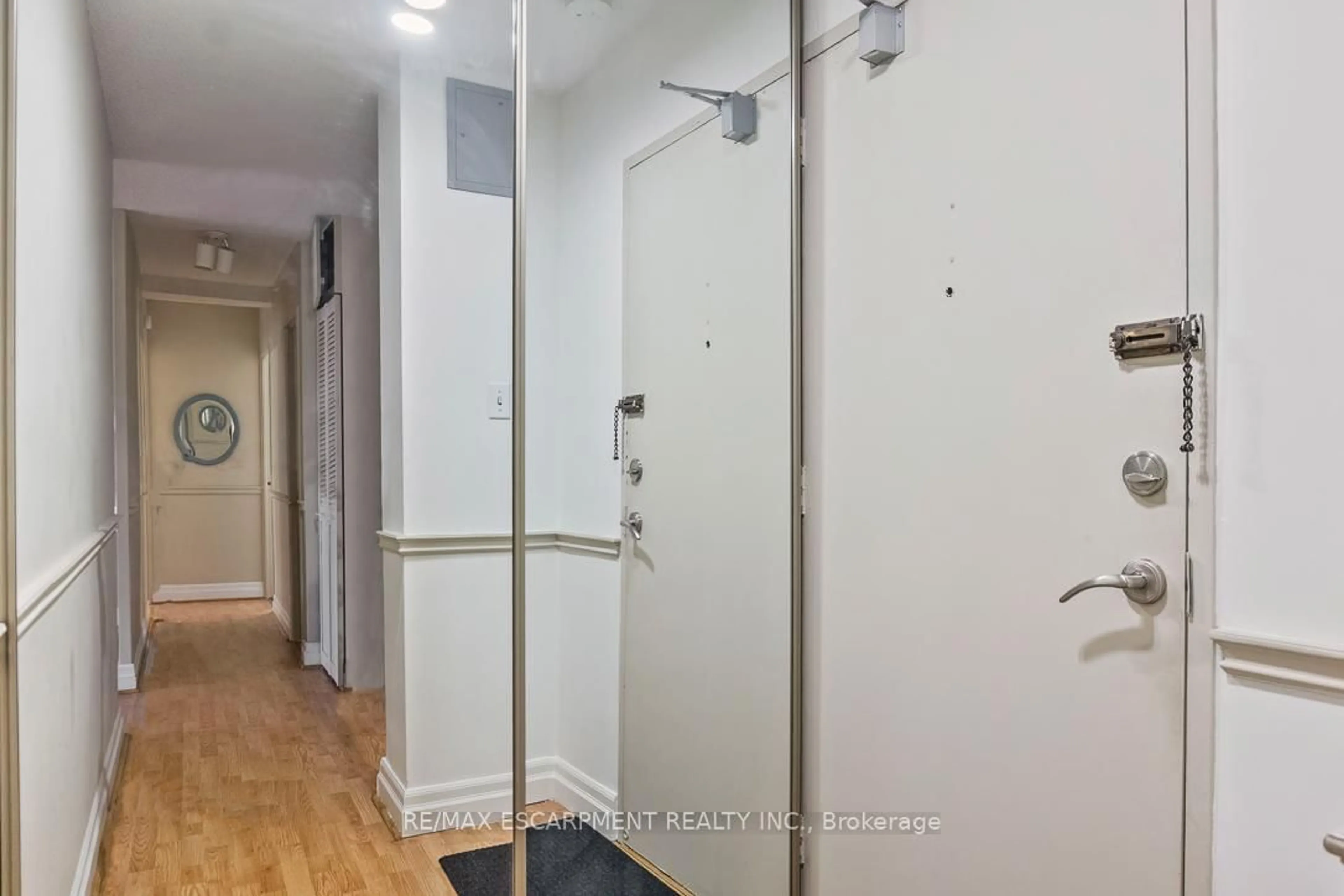 Indoor foyer for 15 Elizabeth St #805, Mississauga Ontario L5G 2Z3
