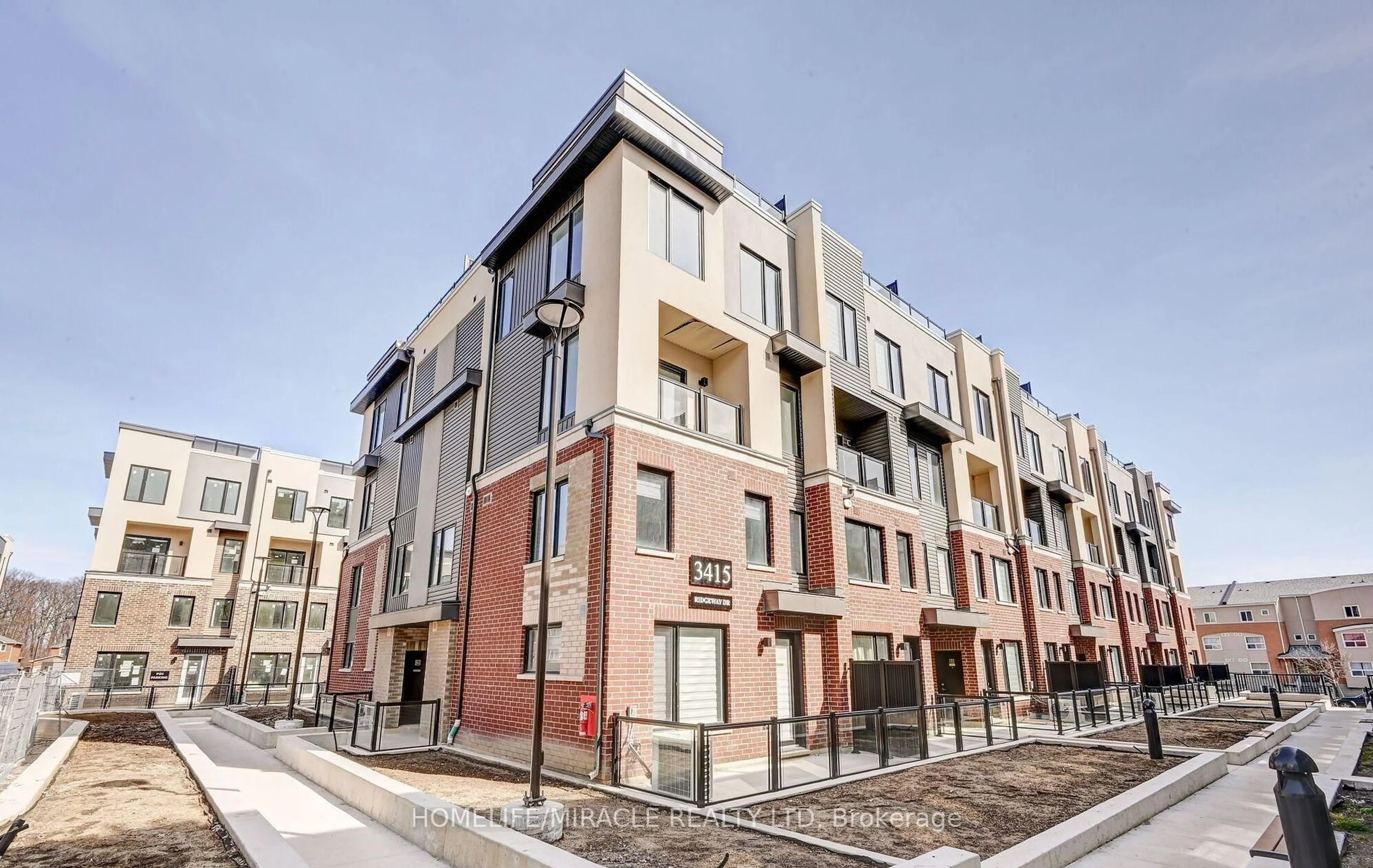 Patio, street for 3415 Ridgeway Dr #02, Mississauga Ontario L5L 0B9